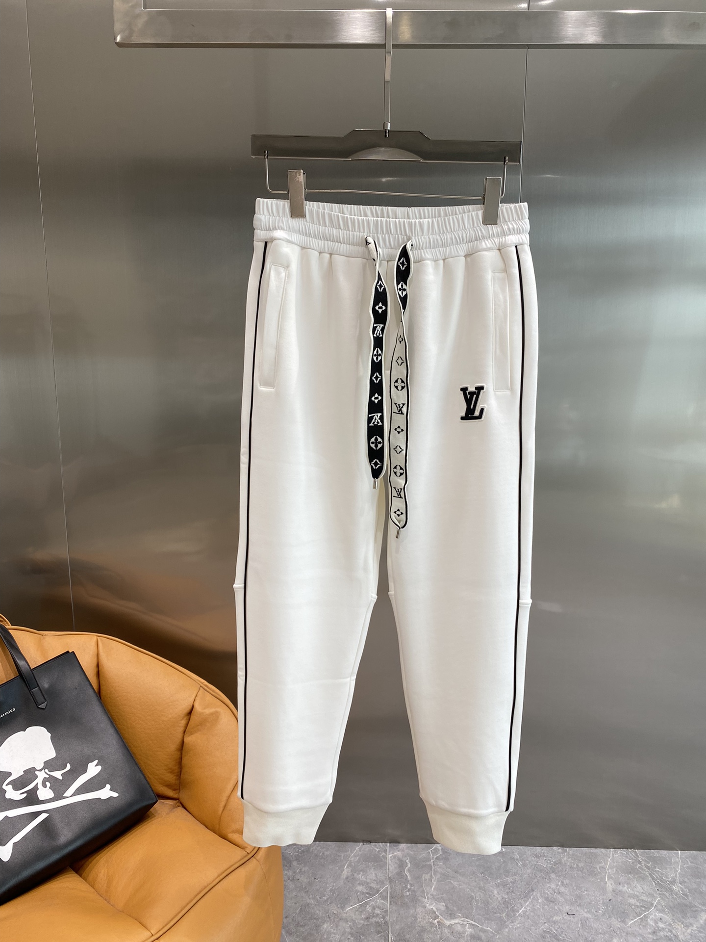 ¡LV invitado exclusivo nuevos pantalones casuales Versión de gama alta! ¡Contador de telas a medida Transpirable comodidad de alta detalles impecables elementos de marca concepto de diseño refleja la alta calidad se siente delicado y suave! ¡Presente sastrería casual en la forma del cuerpo es excelente! Pantalones acolchados Talla: M-3XL🅿️520-fábrica-de-alta-moda