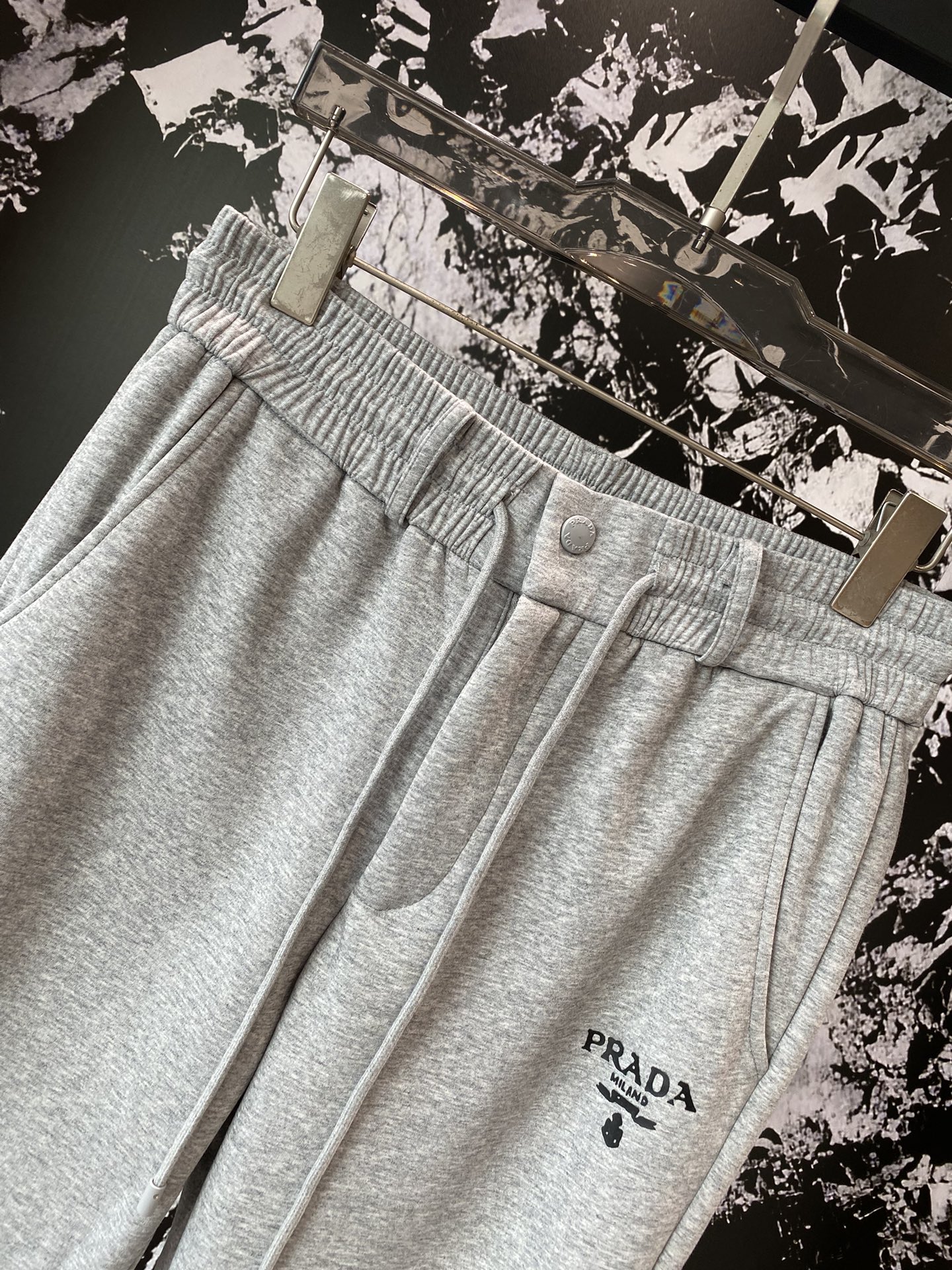 Prada 2024 fall and winter new casual pants! The official website synchronization sale brand classic LOGO casual pants customized fabric comfort is extremely good hand touch: Lie Office literacy is very high perfect quality craft padded models Size M-3 XL 🅿️520 - high imitation factory