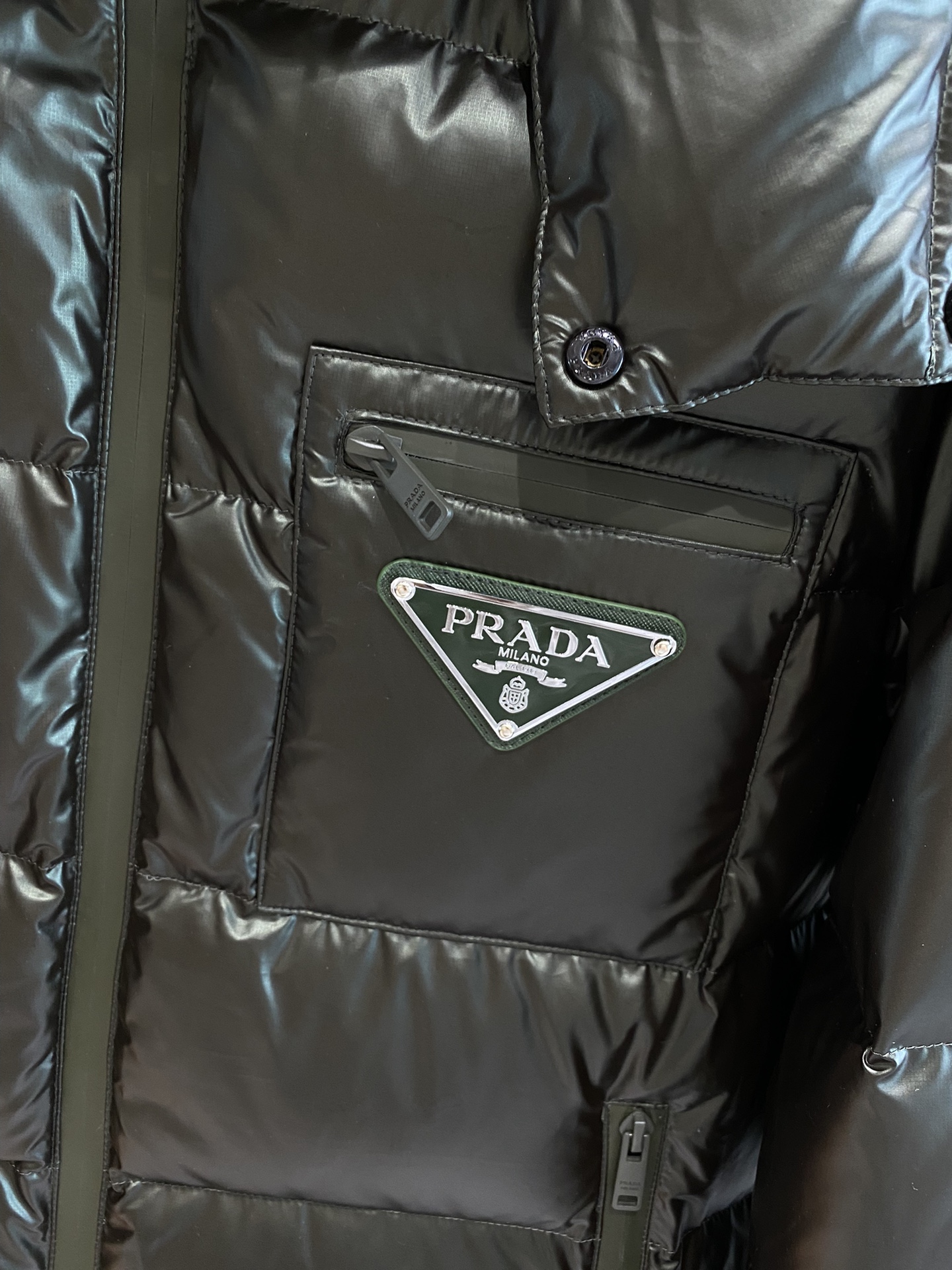 Prada¡2024 otoño e invierno nueva chaqueta de plumas esta chaqueta de plumas reclamado sesión de los más caros de todos los 90 esponjoso con el clásico Logo combinación con la primera mirada está llena de impacto visual rendimiento calidez es mejor ligero no pesado y comprimido recuperación esponjosa buena temperatura de bloqueo de calor poli! ¡La individualidad del diseño de combinación de colores es fresco y enérgico! ¡La circulación de la versión de mercado es demasiado, además de la mano de obra de la tela es diferente fuera de la mayor diferencia es que el relleno no es de plumas de ganso, pero la pluma de seda o terciopelo sensación y así sucesivamente y no entienden que no es fácil distinguir entre las otras telas y mano de obra es también absolutamente no un nivel en definitiva, nos identifican para que absolutamente no huir de la exclusiva a todo color todos compraron el desarrollo genuino de la comprensión de la calidad de nuestros edredones de la familia puede estar seguro de que el ojo cerrado empujar las tres etiquetas están completos! ¡La misma serie! Yardage: M-3XL🅿️1160