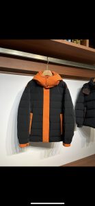 P1360 Zegna counter outono e inverno novo casaco de penas para homem moda color blocking confortável moderno vento engrossado casaco de penas com capuz boné não é removível! A densidade de tecelagem do tecido macio especial importado é muito elevada, mas o toque particularmente delicado e suave é muito confortável! As mangas e os punhos interiores em malha elástica à prova de vento são preenchidos com penas de ganso brancas 90% de tamanho grande até 93% ~ 95% de textura de penas de pato brancas super fofas e grossas, muito cheias e fofas, e toda a parte superior do corpo é muito leve, em preto e laranja, quebrando a monotonia das cores sólidas!Tamanho: 48-5648 metros: largura dos ombros 56, comprimento do peito 126, 68 comprimento da manga 61, punho 1250 metros: largura dos ombros 57, peito 130, comprimento 69, comprimento da manga 62, punho 13.52 metros: largura dos ombros 58, peito 134, comprimento 70, comprimento da manga 63, punho 14.54 metros: largura dos ombros 59, peito 138, comprimento 71, comprimento da manga 64, punho 1556 jardas: largura do ombro 60, peito 142, comprimento 72, comprimento da manga 65, punho 16.