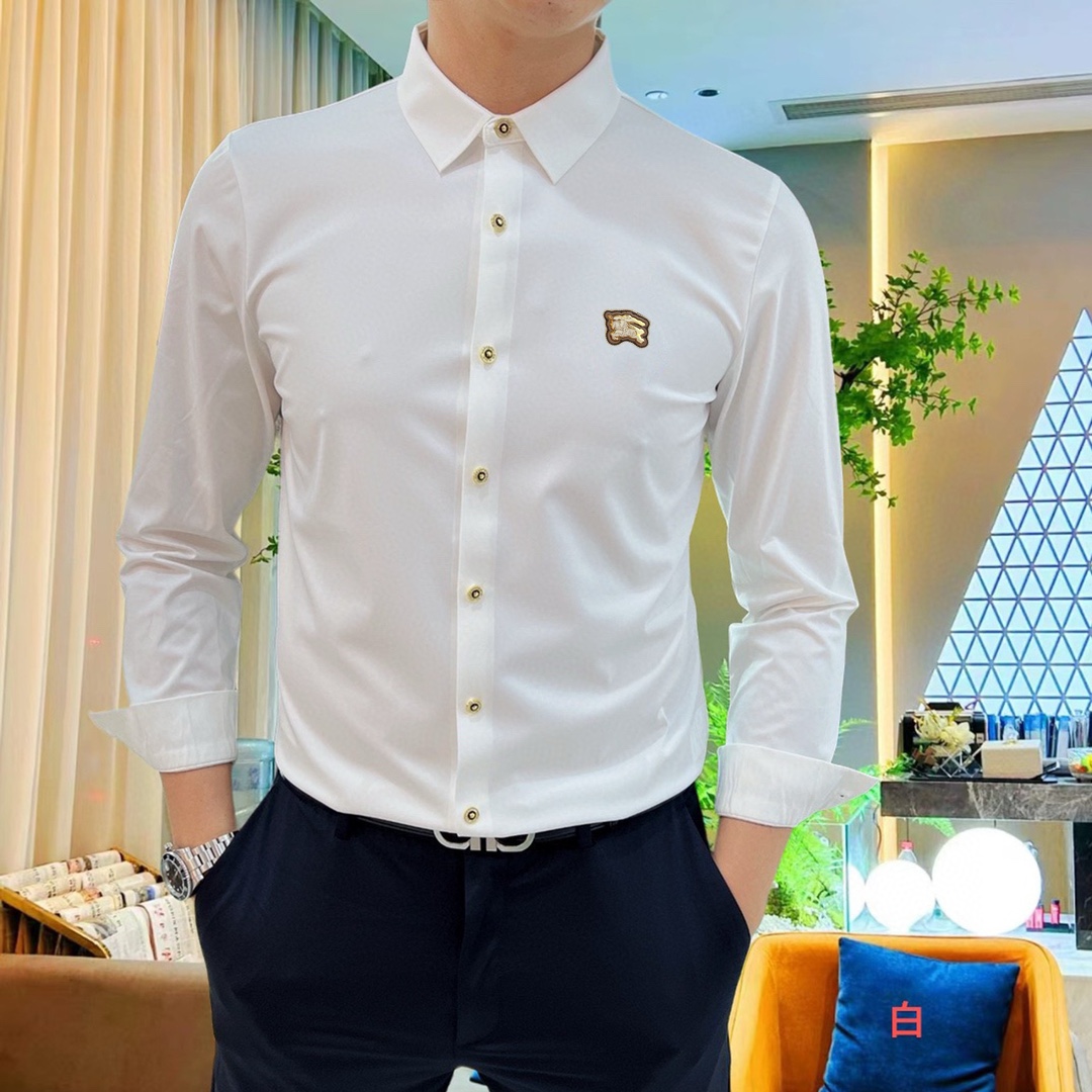 P440 VER Versace 2024 Camisa casual de manga comprida! O mais recente elemento da marca, o logótipo, com um design robusto Sem vestígios de alfaiataria Algodão importado de 80 fios de ultra-alta contagem, suave e confortável, com uma boa elasticidade, macio e delicado, não é fácil de empilhar! Extremamente elegante e durável para ver o sotaque no corpo é muito bonito Modelos versáteis confortáveis e extremamente elegantes! Os homens de sucesso não podem faltar! Tamanho: M-4XL (178 140 kg L Slim máximo 200 kg)