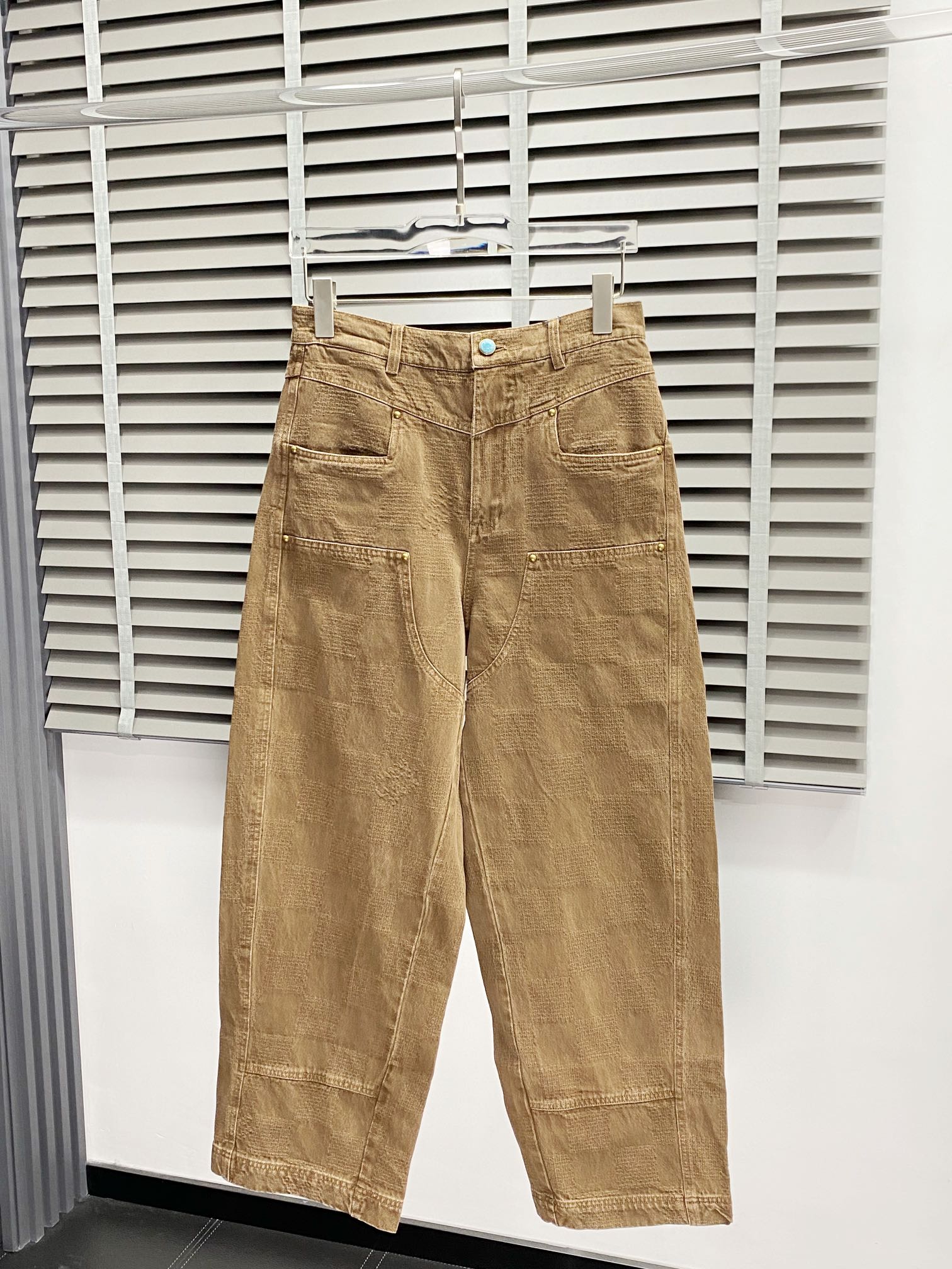 P680 Louis Vuitton Louis Vuitton 💥 Exclusive exclusive new jeans wide-legged pants High-end version! Counter customized fabric Breathable comfort high impeccable details brand elements design concept reflects high quality feel delicate and soft! Presented casual tailoring on the body shape is superb! Size:S-XL