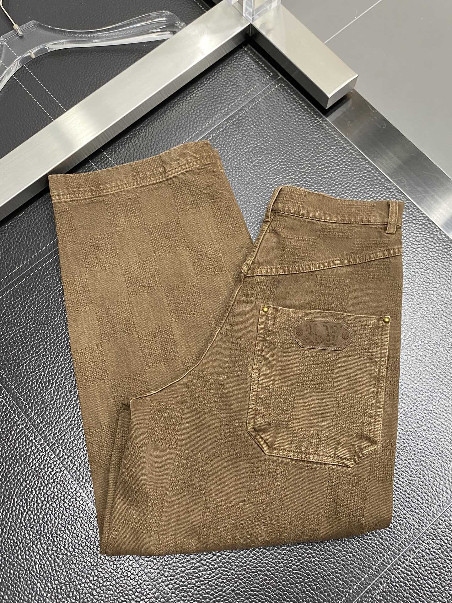 P680 Louis Vuitton Louis Vuitton 💥 Exclusif nouveau jeans pantalon à jambes larges Version haut de gamme ! Contre les tissus personnalisés Respirant et confortable avec des détails impeccables Éléments de la marque Concepts de conception reflétant la haute qualité Main fine et douce ! Le tailleur décontracté présenté sur la forme du corps est superbe ! Taille:S-XL