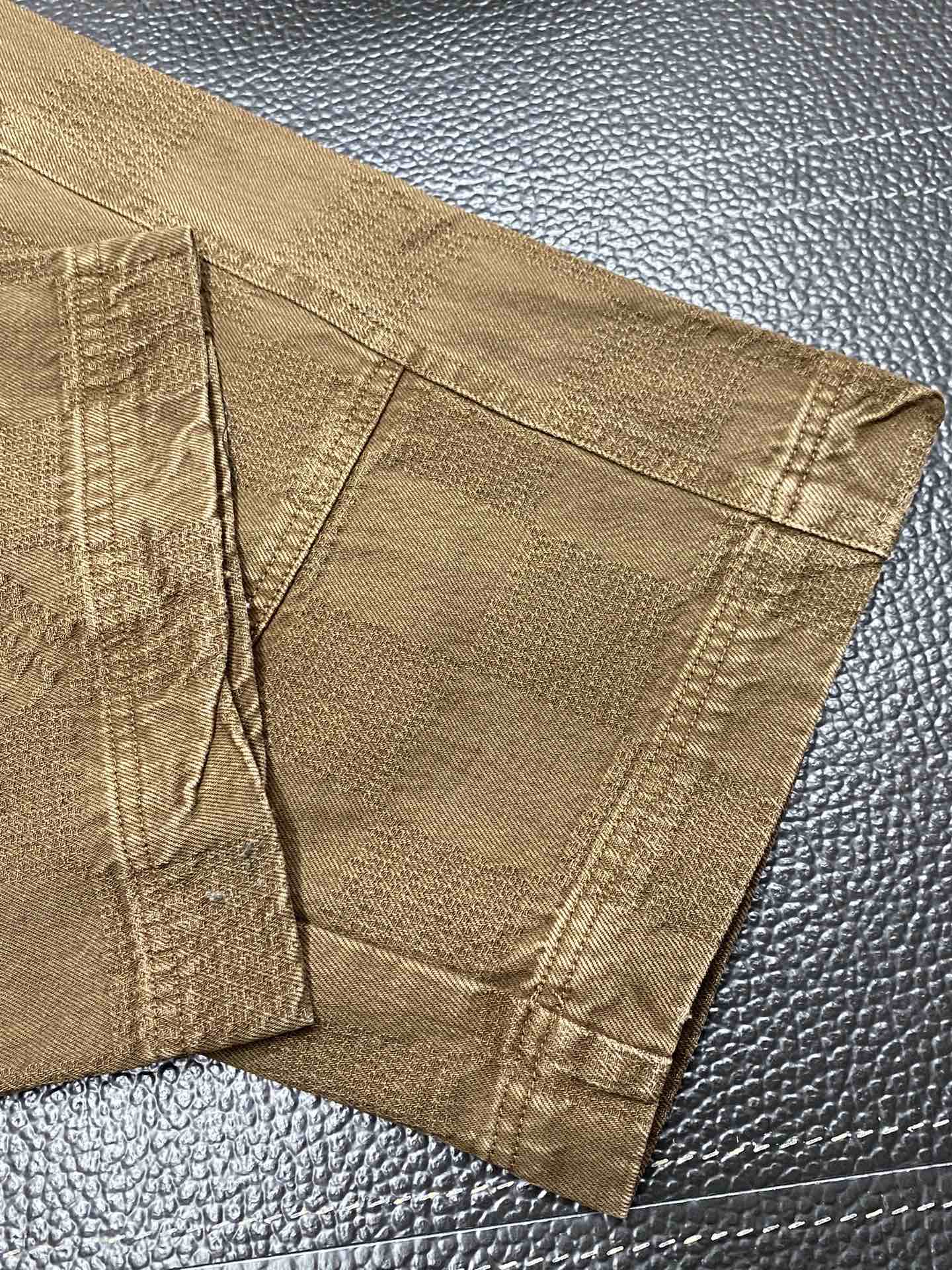 P680 Louis Vuitton Louis Vuitton 💥 Exclusif nouveau jeans pantalon à jambes larges Version haut de gamme ! Contre les tissus personnalisés Respirant et confortable avec des détails impeccables Éléments de la marque Concepts de conception reflétant la haute qualité Main fine et douce ! Le tailleur décontracté présenté sur la forme du corps est superbe ! Taille:S-XL