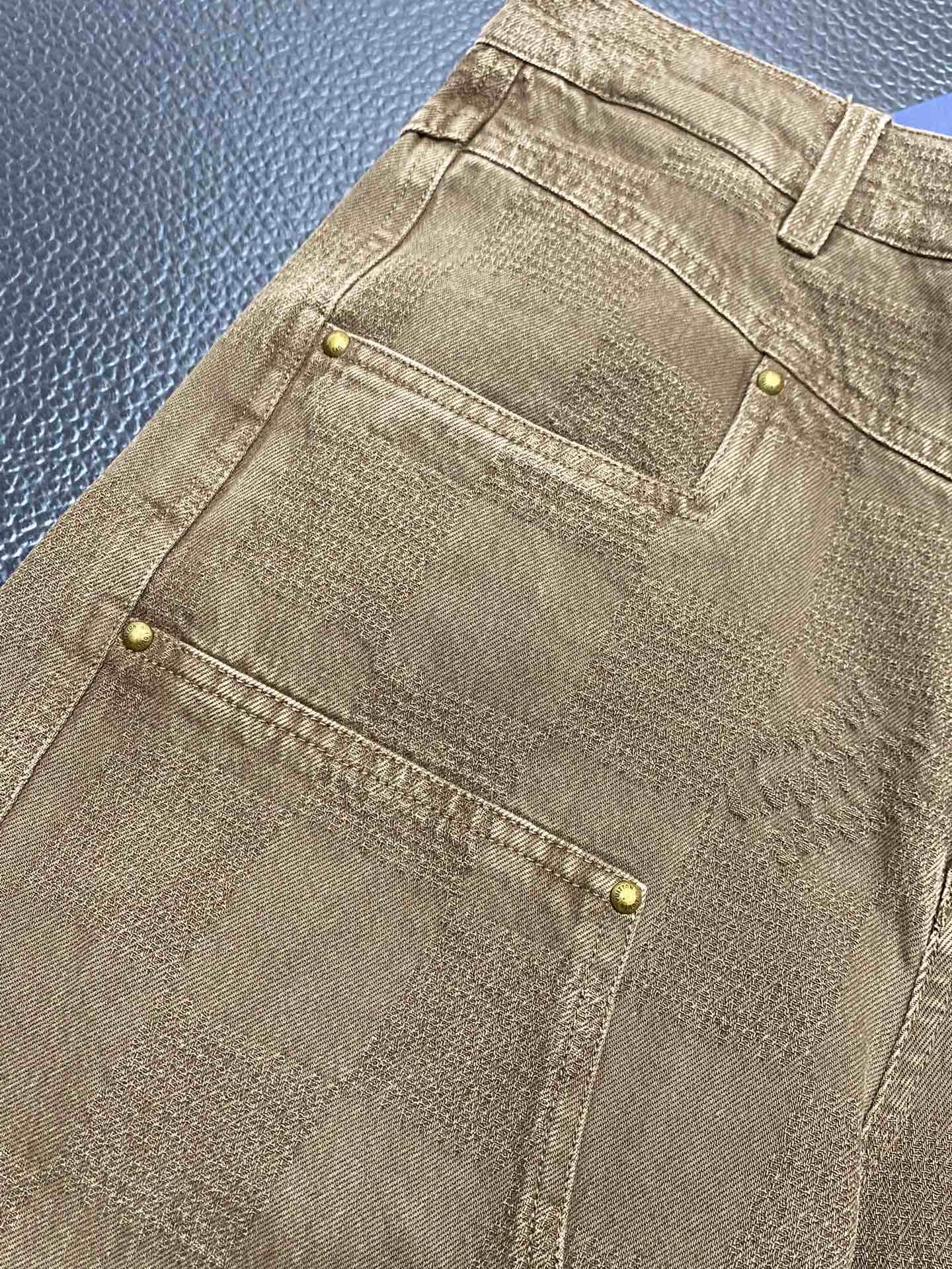 P680 Louis Vuitton Louis Vuitton 💥 Exclusive exclusive new jeans wide-legged pants High-end version! Counter customized fabric Breathable comfort high impeccable details brand elements design concept reflects high quality feel delicate and soft! Presented casual tailoring on the body shape is superb! Size:S-XL