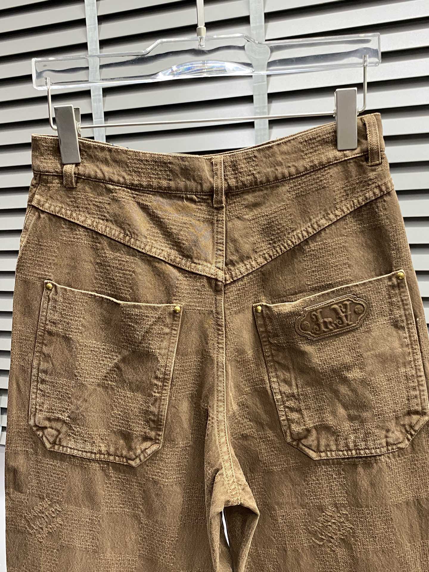 P680 Louis Vuitton Louis Vuitton 💥 Exclusif nouveau jeans pantalon à jambes larges Version haut de gamme ! Contre les tissus personnalisés Respirant et confortable avec des détails impeccables Éléments de la marque Concepts de conception reflétant la haute qualité Main fine et douce ! Le tailleur décontracté présenté sur la forme du corps est superbe ! Taille:S-XL