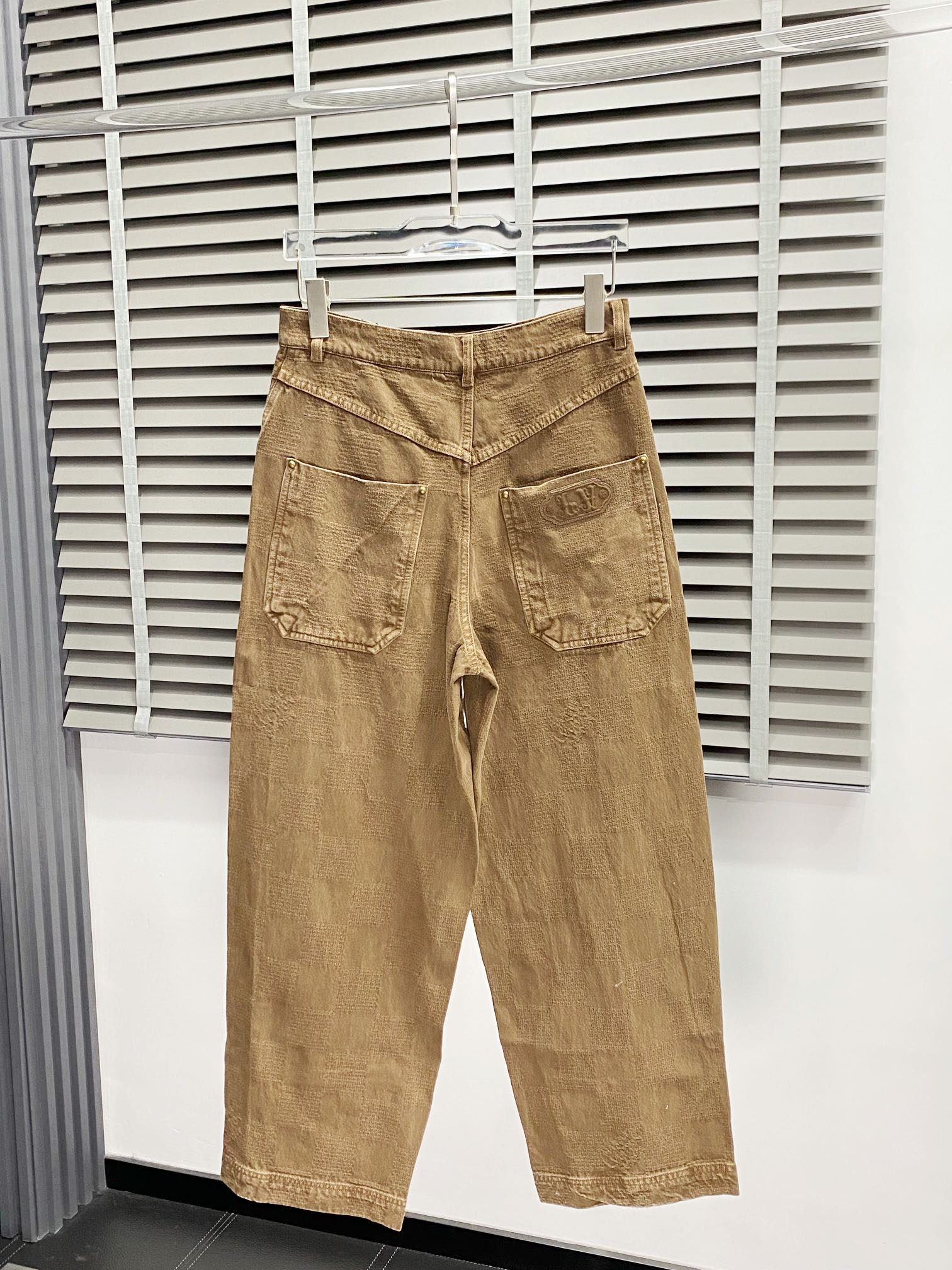 P680 Louis Vuitton Louis Vuitton 💥 Exclusive exclusive new jeans wide-legged pants High-end version! Counter customized fabric Breathable comfort high impeccable details brand elements design concept reflects high quality feel delicate and soft! Presented casual tailoring on the body shape is superb! Size:S-XL