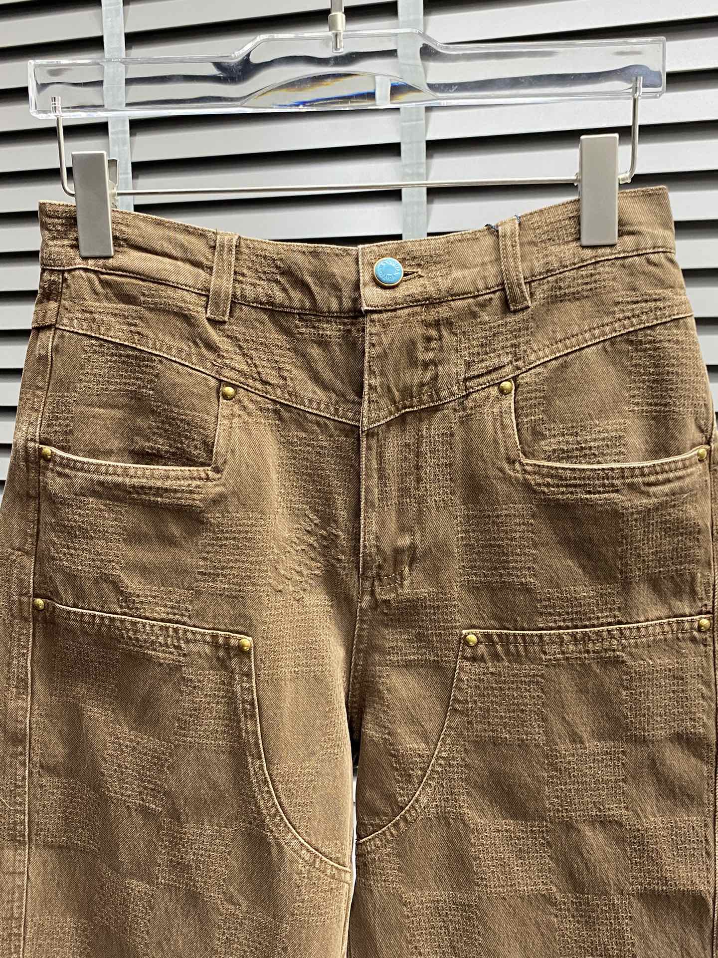 P680 Louis Vuitton Louis Vuitton 💥 Exclusif nouveau jeans pantalon à jambes larges Version haut de gamme ! Contre les tissus personnalisés Respirant et confortable avec des détails impeccables Éléments de la marque Concepts de conception reflétant la haute qualité Main fine et douce ! Le tailleur décontracté présenté sur la forme du corps est superbe ! Taille:S-XL