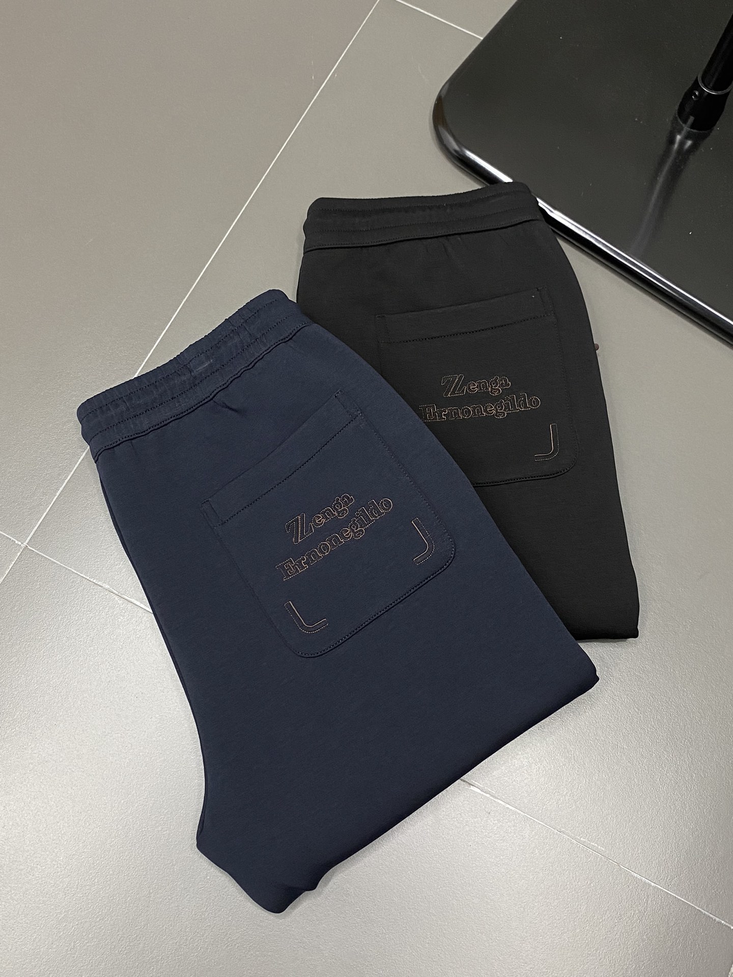 P590ZEGNA 에르메네질도 제냐 💥 독점 독점 새로운 가을과 겨울 캐주얼 팬츠 고급 버전! 카운터 커스텀 패브릭 통기성 편안함 높은 흠 잡을 데없는 디테일 브랜드 요소 디자인 컨셉은 고품질 느낌 섬세한 부드러움을 반영합니다! 현재 체형에 캐주얼 한 테일러링이 훌륭합니다! 야드: 29-38