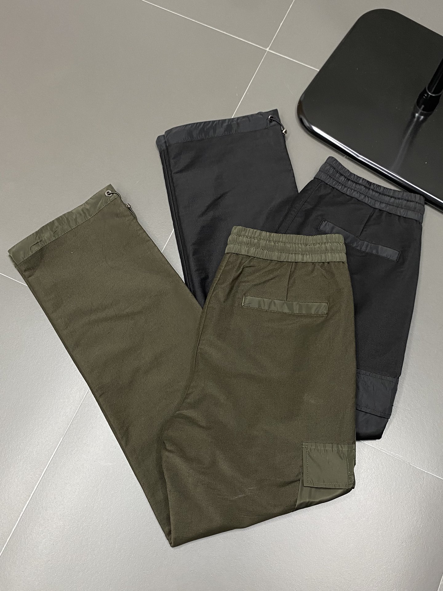 ¡P590 Prada Prada 💥 Exclusivo exclusivo nuevo otoño e invierno pantalones casuales Versión de gama alta! ¡Contador de tejidos a medida Transpirable comodidad de alta detalles impecables elementos de marca concepto de diseño refleja la alta calidad se siente delicado y suave! ¡Presente sastrería casual en la forma del cuerpo es magnífico! Yardage: M-3XL