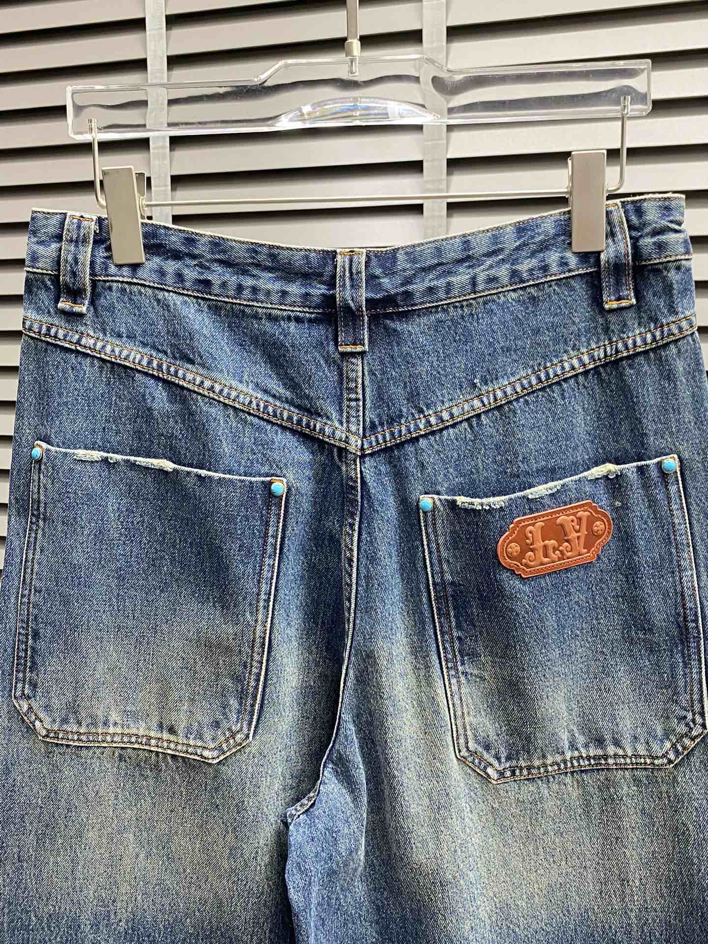 P680 Louis Vuitton Louis Vuitton 💥 Exclusive exclusive new jeans wide-legged trousers 高級バージョン！カウンターカスタムファブリック 通気性と快適性、非の打ちどころのないディテール ブランド要素 高品質を反映したデザインコンセプト 上質でソフトな手触り！体型に合わせたカジュアルな仕立てが秀逸！サイズ:S-XL