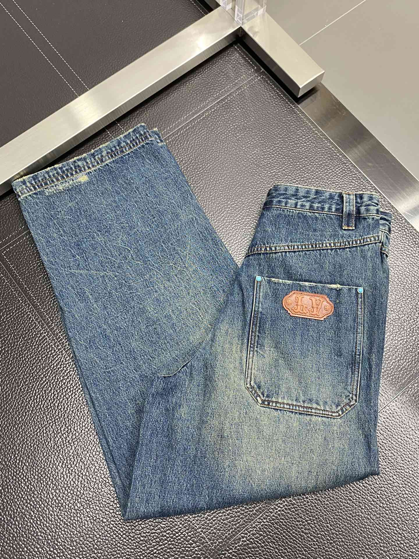 P680 Louis Vuitton Louis Vuitton 💥 Exclusivo nuevo pantalón vaquero de pierna ancha ¡Versión de alta gama! ¡Telas de encargo del contador Transpirable y cómodo con detalles impecables Elementos de marca Conceptos de diseño que reflejan la alta calidad Mano fina y suave! ¡Presentado sastrería casual en la forma del cuerpo es magnífico! Talla:S-XL