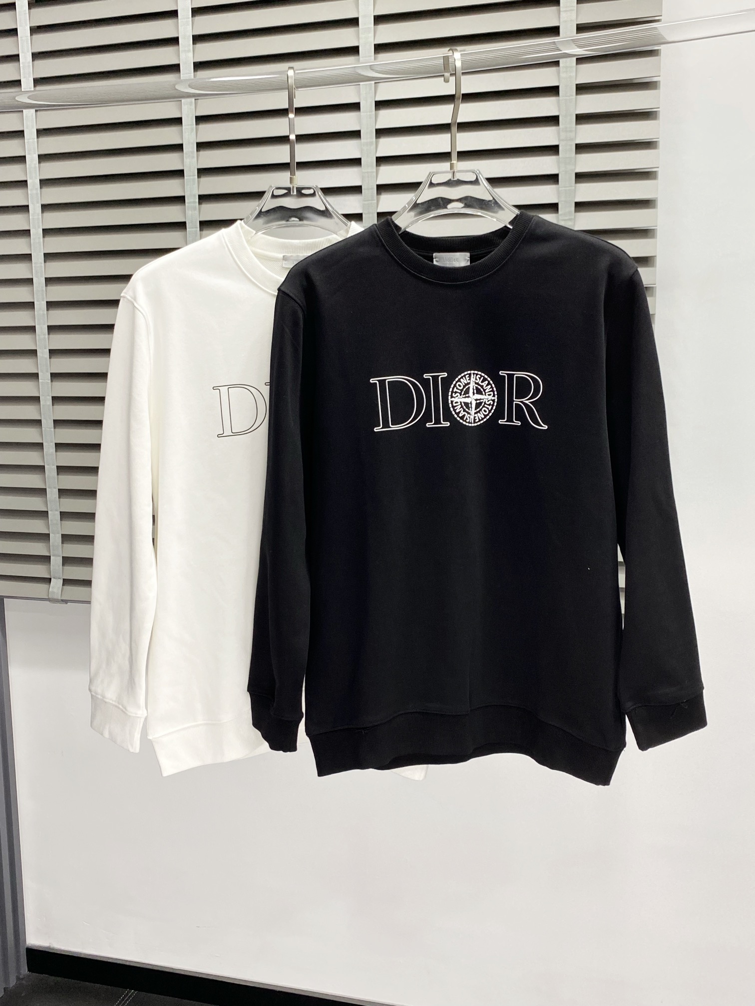 P520 Dior Dior 💥 exclusivo exclusivo novo suéter pulôver casual masculino de primavera e outono versão high-end personalizada high-end dos modelos explosivos versáteis da moda ⚠️⚠️✨✨ tecidos importados se sentem super macios e delicados desgaste amigável à pele e confortável boutique high-end OEM fino acabamento no corpo é muito bom produto único masculino obrigatório completo três rótulos Tamanho S-3XL