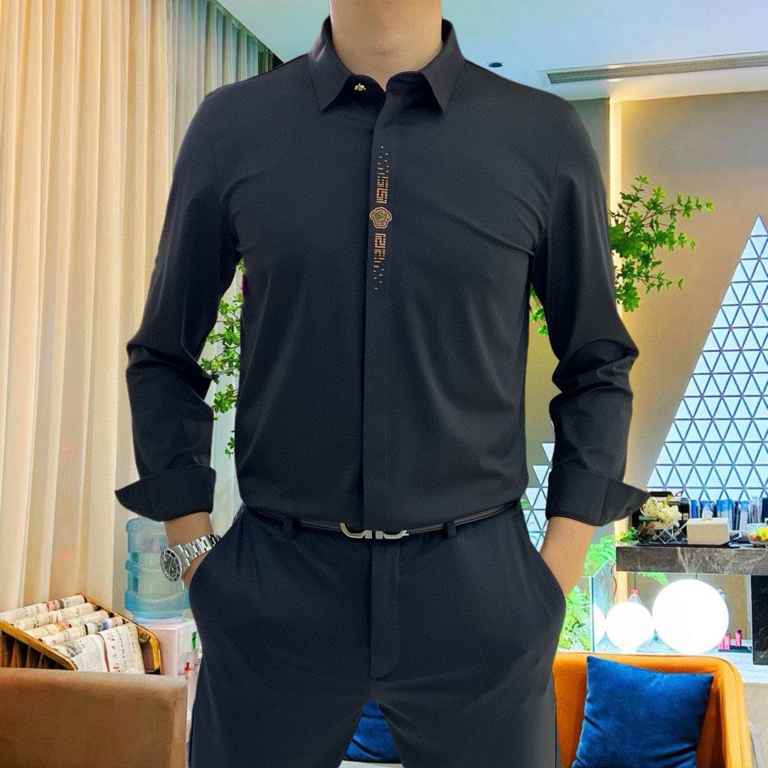 P440 VER Versace 2024 Counter casual long sleeve shirt! The brand's latest elements logo heavy-duty design No trace of tailoring Imported 80-count ultra-high-count cotton feel smooth and comfortable elasticity good soft and delicate not easy to pilling! Extremely fashionable and durable to see the accent on the body is very handsome Comfortable ultimate stylish versatile models! Successful men must have! Size: M-4XL (178 140 pounds L Slim maximum 200 pounds)