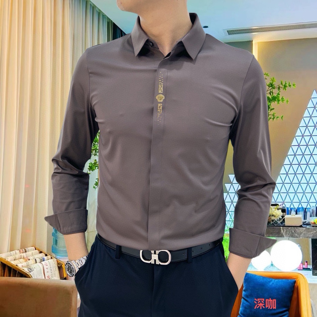 P440 VER Versace 2024 Counter casual long sleeve shirt! The brand's latest elements logo heavy-duty design No trace of tailoring Imported 80-count ultra-high-count cotton feel smooth and comfortable elasticity good soft and delicate not easy to pilling! Extremely fashionable and durable to see the accent on the body is very handsome Comfortable ultimate stylish versatile models! Successful men must have! Size: M-4XL (178 140 pounds L Slim maximum 200 pounds)