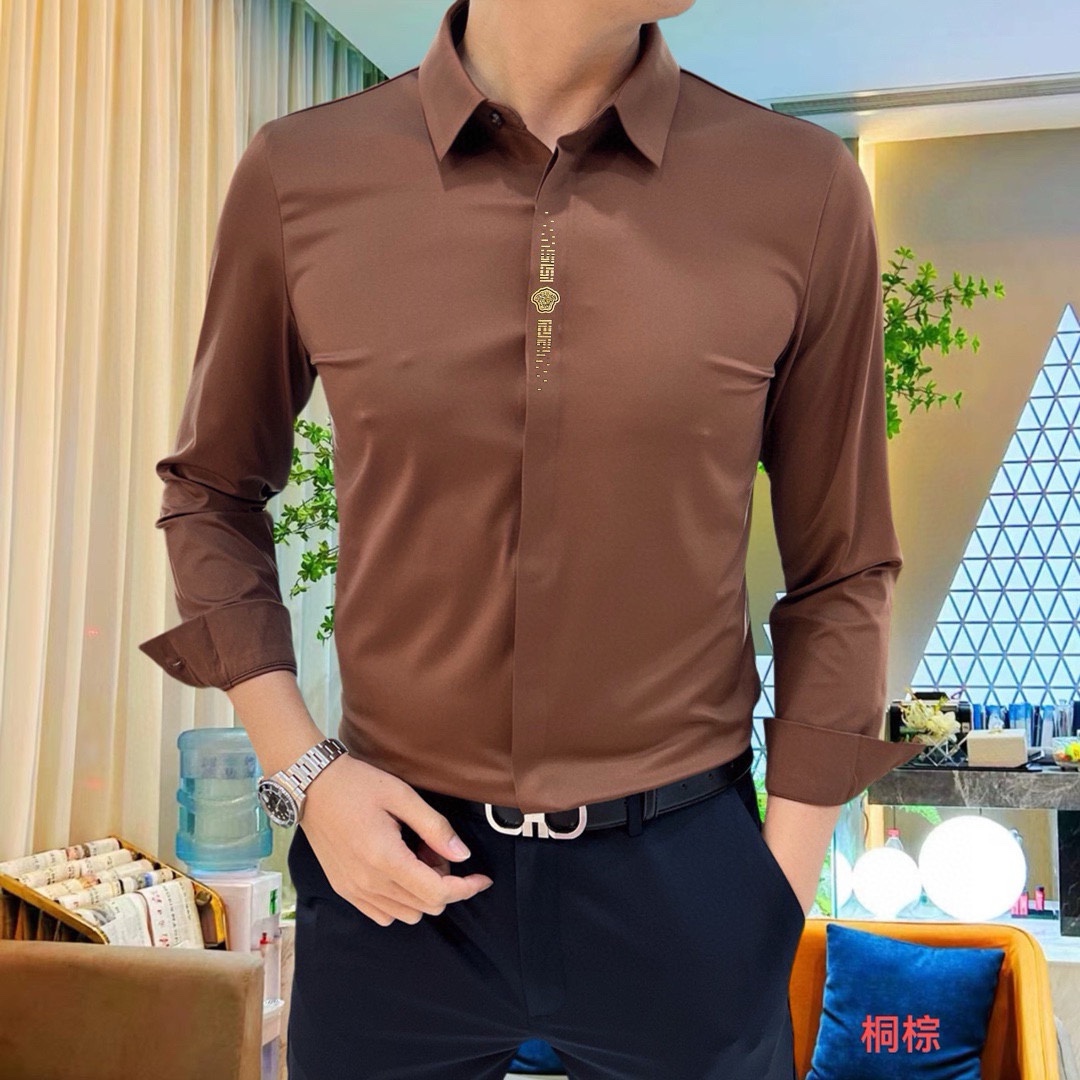 P440 VER Versace 2024 Counter casual long sleeve shirt! The brand's latest elements logo heavy-duty design No trace of tailoring Imported 80-count ultra-high-count cotton feel smooth and comfortable elasticity good soft and delicate not easy to pilling! Extremely fashionable and durable to see the accent on the body is very handsome Comfortable ultimate stylish versatile models! Successful men must have! Size: M-4XL (178 140 pounds L Slim maximum 200 pounds)