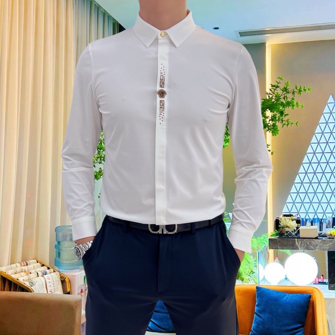 P440 VER Versace 2024 Counter casual long sleeve shirt! The brand's latest elements logo heavy-duty design No trace of tailoring Imported 80-count ultra-high-count cotton feel smooth and comfortable elasticity good soft and delicate not easy to pilling! Extremely fashionable and durable to see the accent on the body is very handsome Comfortable ultimate stylish versatile models! Successful men must have! Size: M-4XL (178 140 pounds L Slim maximum 200 pounds)