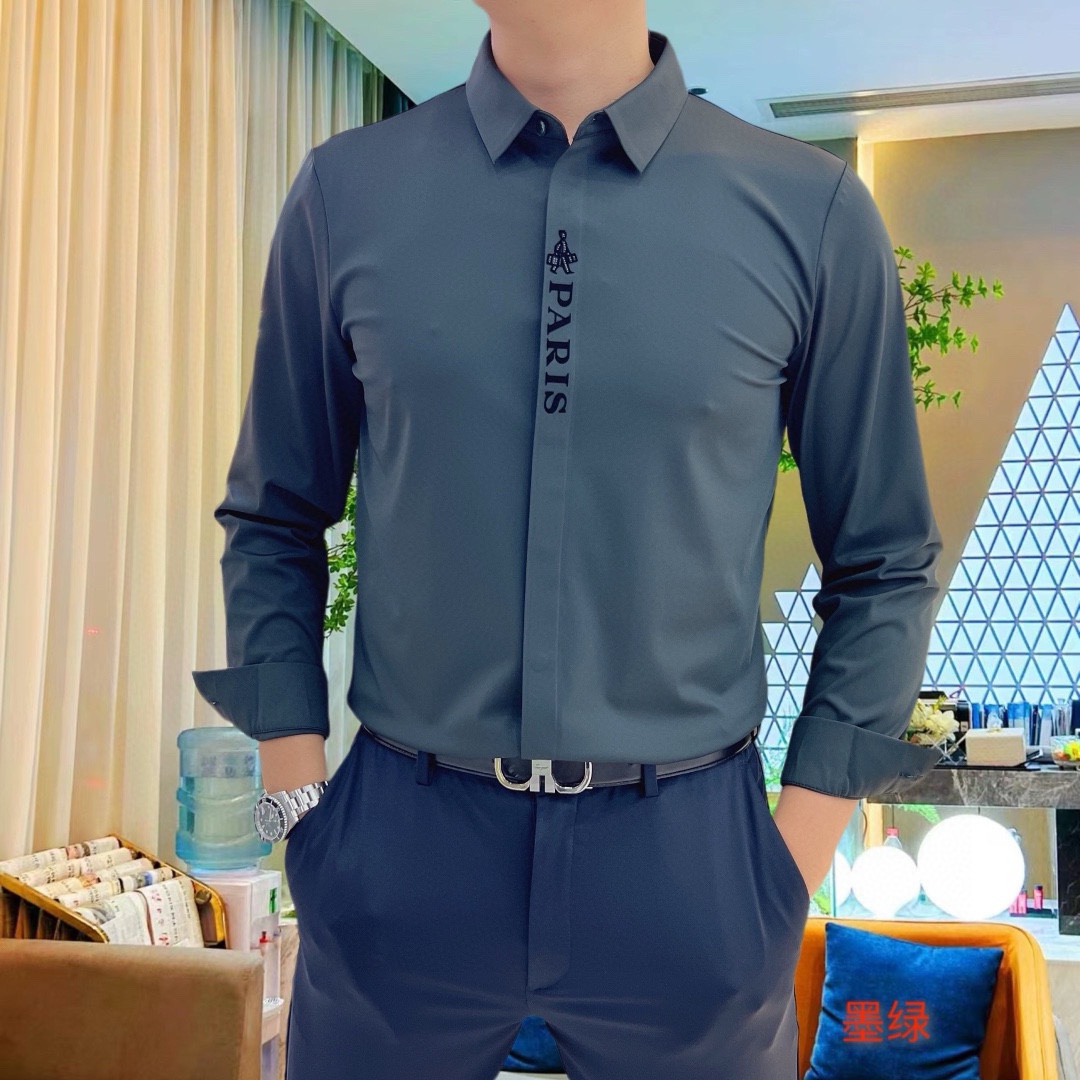 P440 VER Versace 2024 Camisa casual de manga comprida! O mais recente elemento da marca, o logótipo, com um design robusto Sem vestígios de alfaiataria Algodão importado de 80 fios de ultra-alta contagem, suave e confortável, com uma boa elasticidade, macio e delicado, não é fácil de empilhar! Extremamente elegante e durável para ver o sotaque no corpo é muito bonito Modelos versáteis confortáveis e extremamente elegantes! Os homens de sucesso não podem faltar! Tamanho: M-4XL (178 140 kg L Slim máximo 200 kg)