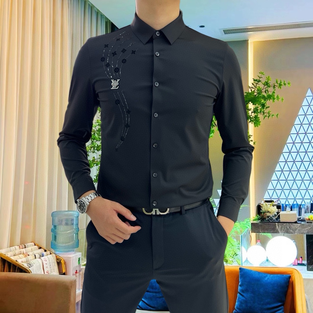 P440 VER Versace 2024 Camisa casual de manga comprida! O mais recente elemento da marca, o logótipo, com um design robusto Sem vestígios de alfaiataria Algodão importado de 80 fios de ultra-alta contagem, suave e confortável, com uma boa elasticidade, macio e delicado, não é fácil de empilhar! Extremamente elegante e durável para ver o sotaque no corpo é muito bonito Modelos versáteis confortáveis e extremamente elegantes! Os homens de sucesso não podem faltar! Tamanho: M-4XL (178 140 kg L Slim máximo 200 kg)