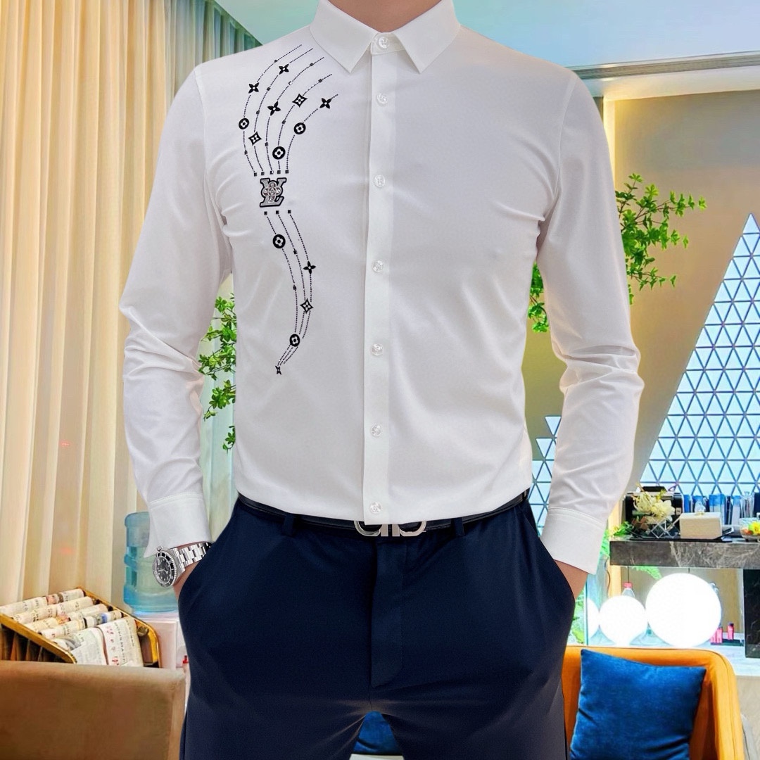 P440 VER Versace 2024 Camisa casual de manga comprida! O mais recente elemento da marca, o logótipo, com um design robusto Sem vestígios de alfaiataria Algodão importado de 80 fios de ultra-alta contagem, suave e confortável, com uma boa elasticidade, macio e delicado, não é fácil de empilhar! Extremamente elegante e durável para ver o sotaque no corpo é muito bonito Modelos versáteis confortáveis e extremamente elegantes! Os homens de sucesso não podem faltar! Tamanho: M-4XL (178 140 kg L Slim máximo 200 kg)