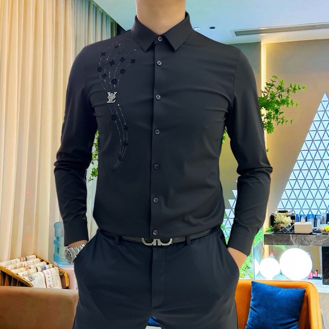 P440 VER Versace 2024 Camisa casual de manga comprida! O mais recente elemento da marca, o logótipo, com um design robusto Sem vestígios de alfaiataria Algodão importado de 80 fios de ultra-alta contagem, suave e confortável, com uma boa elasticidade, macio e delicado, não é fácil de empilhar! Extremamente elegante e durável para ver o sotaque no corpo é muito bonito Modelos versáteis confortáveis e extremamente elegantes! Os homens de sucesso não podem faltar! Tamanho: M-4XL (178 140 kg L Slim máximo 200 kg)