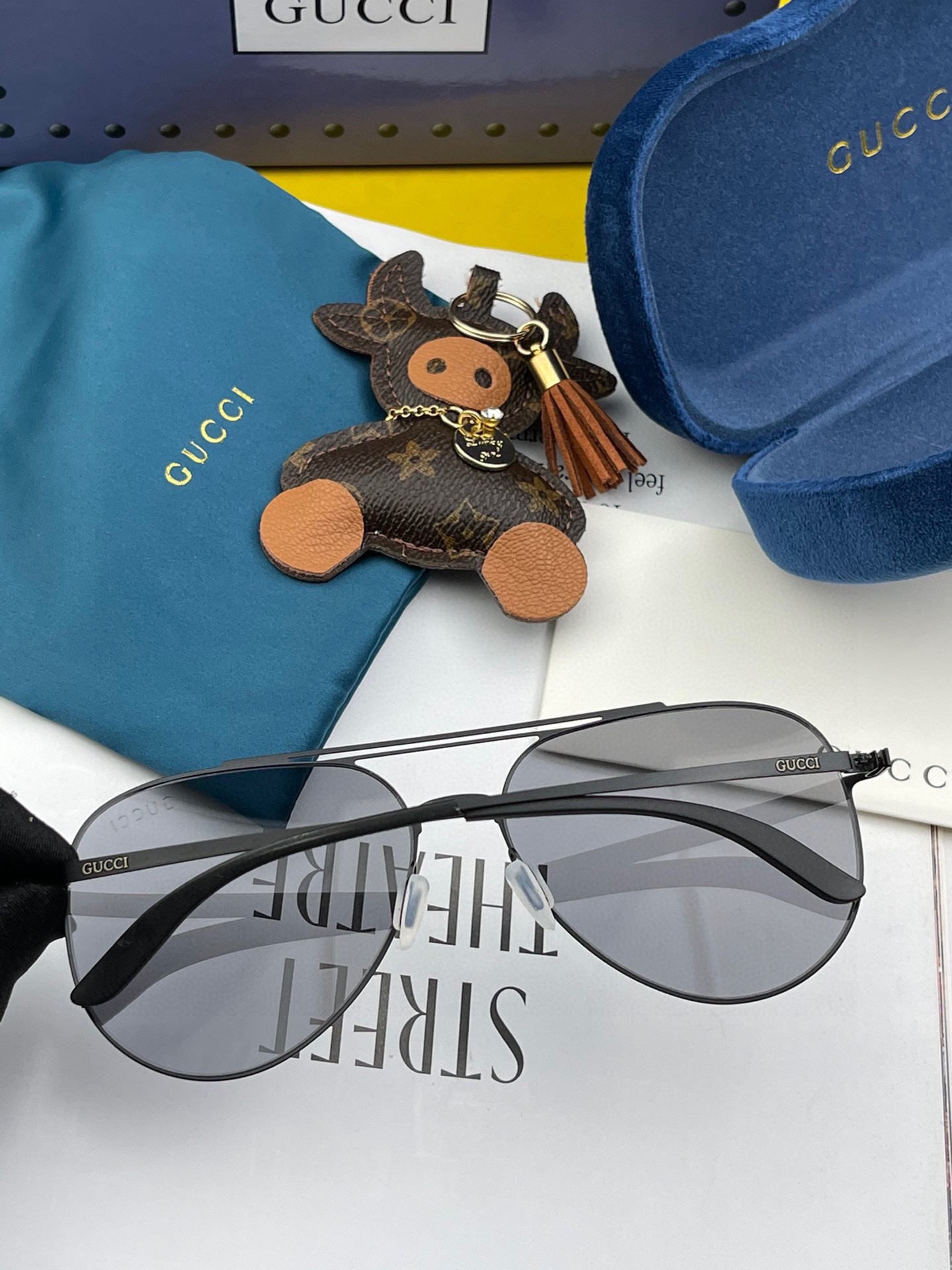 P205 Gucci 2024 printemps et été nouveau ultra-léger pas de vis pression ne casse pas la série de couples modèles lunettes de soleil lentilles en nylon haute définition 🦅 qualité parfaite adapté à une variété de formes de visage lunettes de soleil classiques début de la semaine de la mode. Super cool tirant le vent physique exquis super personnalité Modèle : G3030