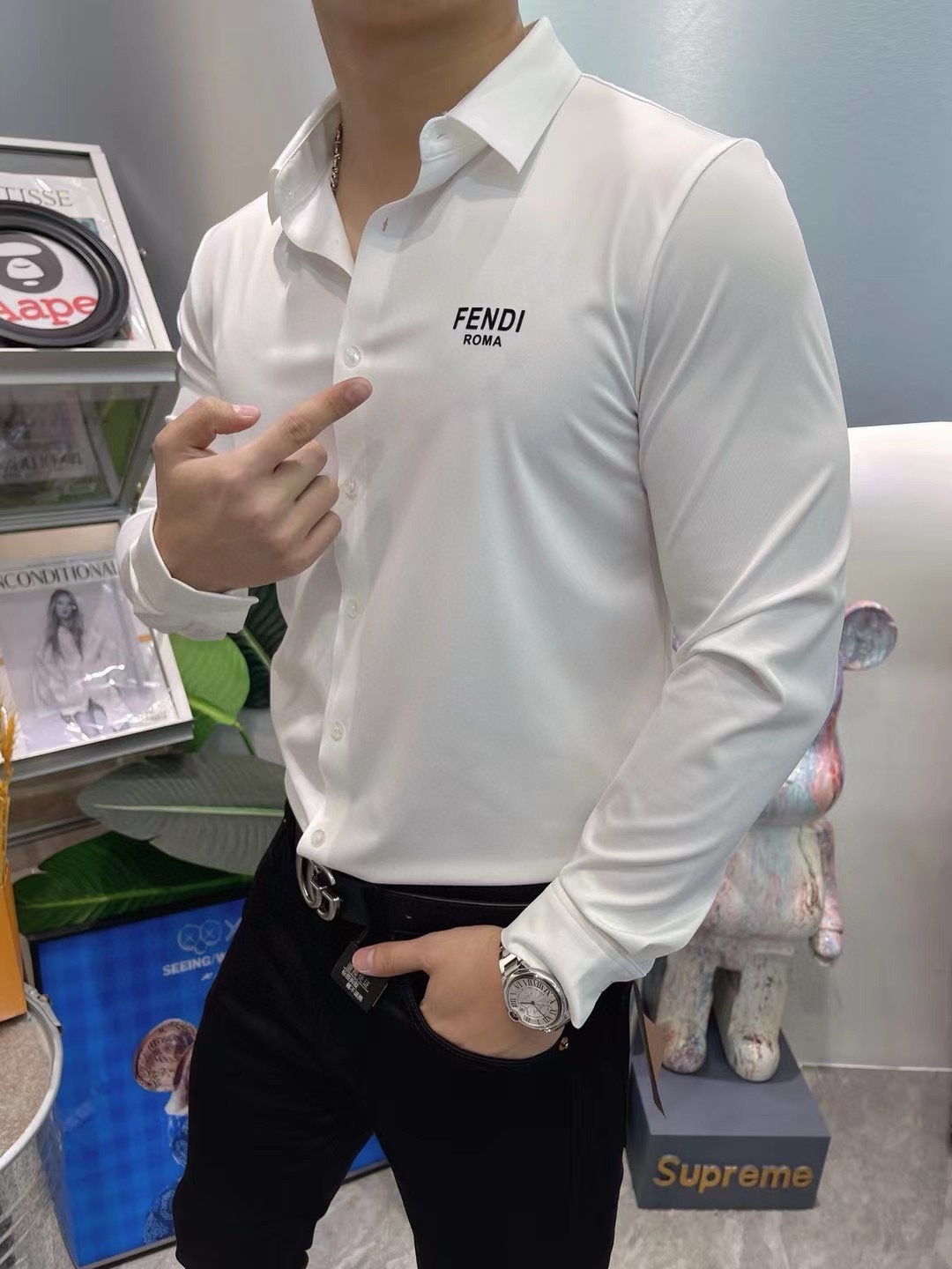 P440 VER Versace 2024 Camisa casual de manga comprida! O mais recente elemento da marca, o logótipo, com um design robusto Sem vestígios de alfaiataria Algodão importado de 80 fios de ultra-alta contagem, suave e confortável, com uma boa elasticidade, macio e delicado, não é fácil de empilhar! Extremamente elegante e durável para ver o sotaque no corpo é muito bonito Modelos versáteis confortáveis e extremamente elegantes! Os homens de sucesso não podem faltar! Tamanho: M-4XL (178 140 kg L Slim máximo 200 kg)