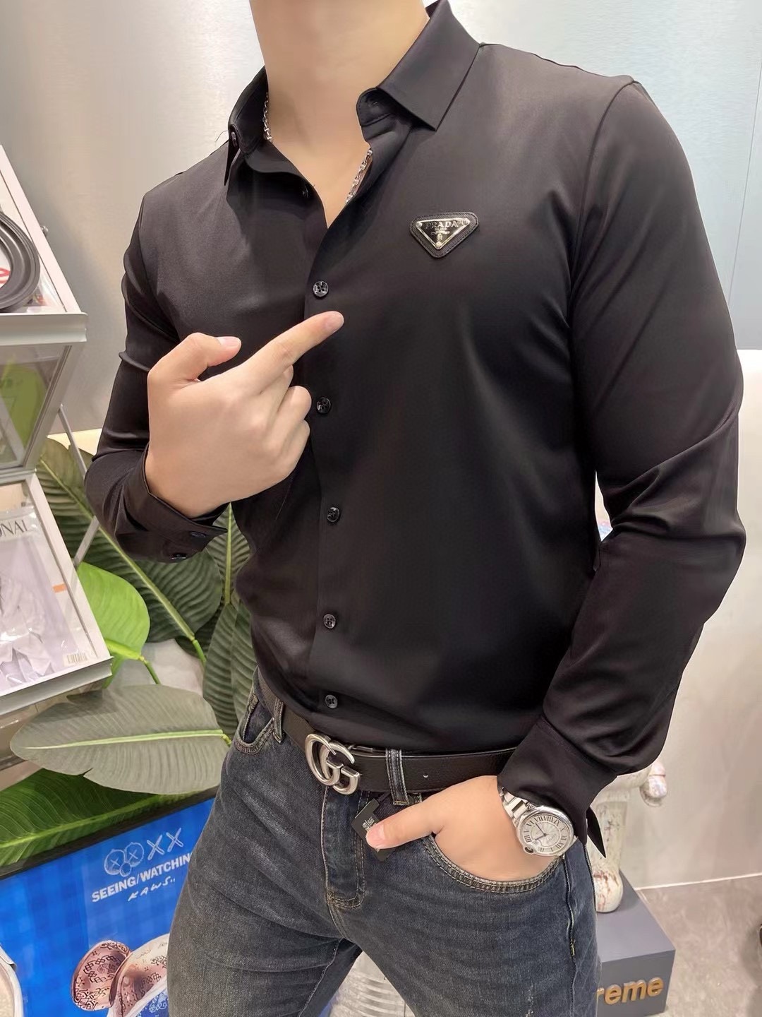 P440 VER Versace 2024 Camisa casual de manga comprida! O mais recente elemento da marca, o logótipo, com um design robusto Sem vestígios de alfaiataria Algodão importado de 80 fios de ultra-alta contagem, suave e confortável, com uma boa elasticidade, macio e delicado, não é fácil de empilhar! Extremamente elegante e durável para ver o sotaque no corpo é muito bonito Modelos versáteis confortáveis e extremamente elegantes! Os homens de sucesso não podem faltar! Tamanho: M-4XL (178 140 kg L Slim máximo 200 kg)