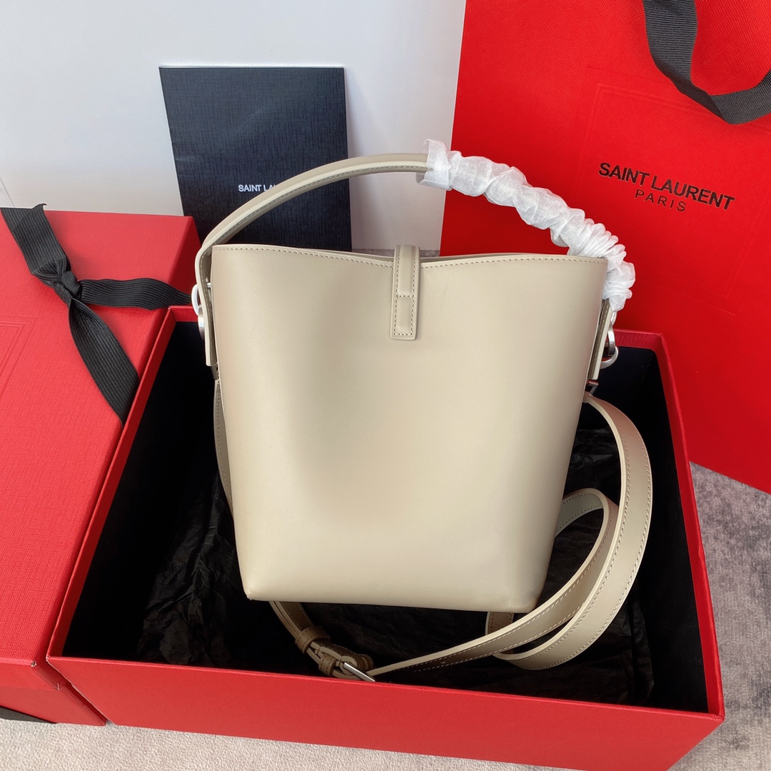 p1160 𝐋𝐄 𝟯𝟳 Glossy Leather_Small Handbags Out of the gate é tanto quente no mundo da moda de sacos de balde! A silhueta do corpo da bolsa de couro de bezerro brilhante é simples, tridimensional parece rígida, mas não muito dura no fundo com quatro tachas de pé de metal com o clássico logotipo de metal icônico inserir fivela em geral dar a uma pessoa uma espécie de elegância clássica e temperamento único moderno muito elegante! Modelo: 749036 Tamanho: 20×17×13cm-Fábrica de alta costura