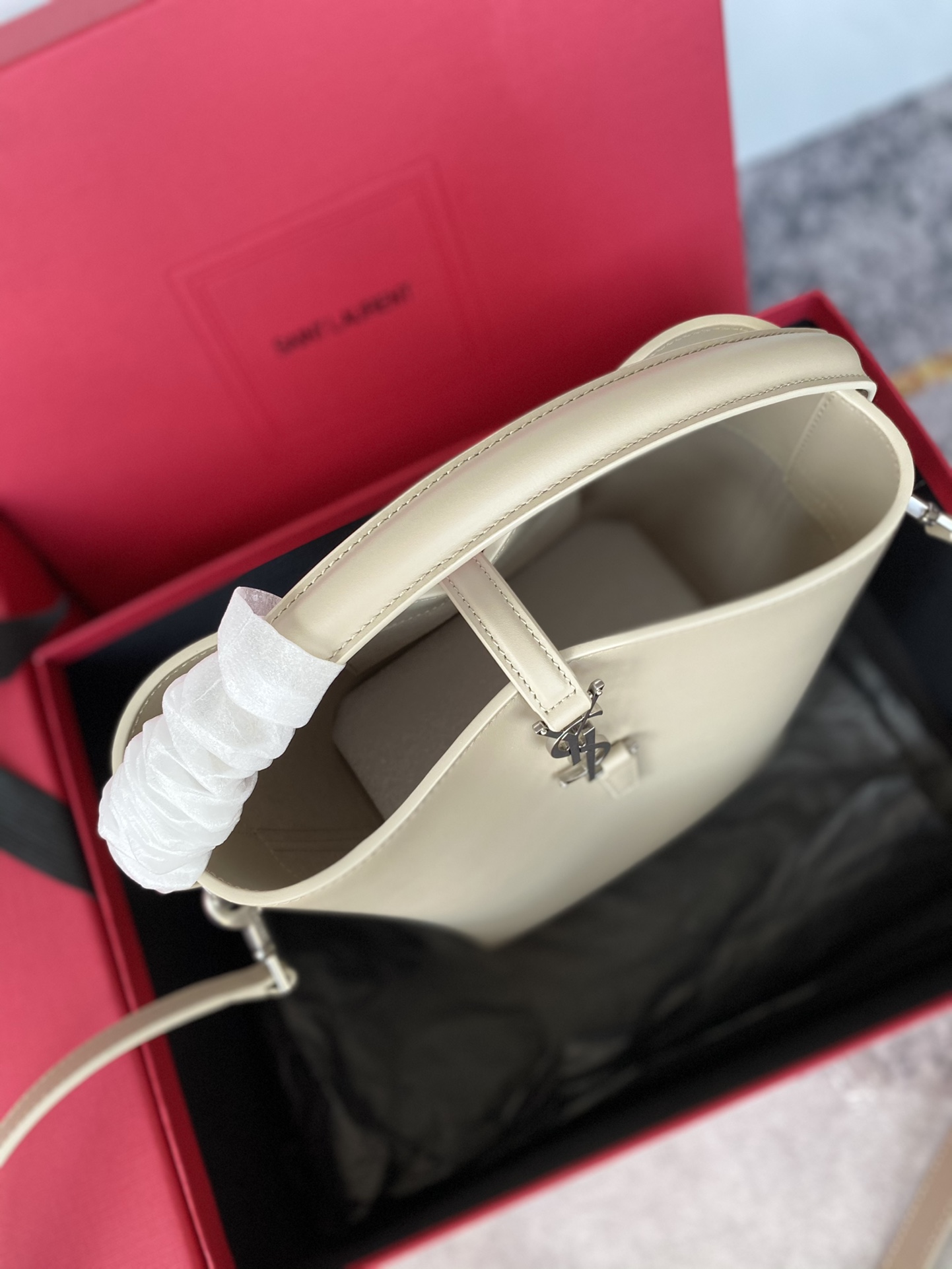 p1160 𝐋𝐄 𝟯𝟳 Glossy Leather_Small Handbags Out of the gate é tanto quente no mundo da moda de sacos de balde! A silhueta do corpo da bolsa de couro de bezerro brilhante é simples, tridimensional parece rígida, mas não muito dura no fundo com quatro tachas de pé de metal com o clássico logotipo de metal icônico inserir fivela em geral dar a uma pessoa uma espécie de elegância clássica e temperamento único moderno muito elegante! Modelo: 749036 Tamanho: 20×17×13cm-Fábrica de alta costura