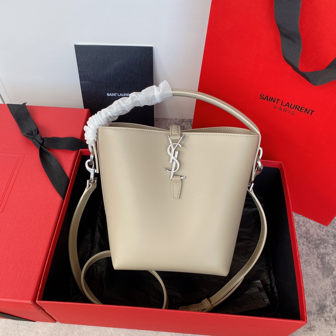 p1160 𝐋𝐄 𝟯𝟳 Glossy Leather_Small Handbags Out of the gate é tanto quente no mundo da moda de sacos de balde! A silhueta do corpo da bolsa de couro de bezerro brilhante é simples, tridimensional parece rígida, mas não muito dura no fundo com quatro tachas de pé de metal com o clássico logotipo de metal icônico inserir fivela em geral dar a uma pessoa uma espécie de elegância clássica e temperamento único moderno muito elegante! Modelo: 749036 Tamanho: 20×17×13cm-Fábrica de alta costura