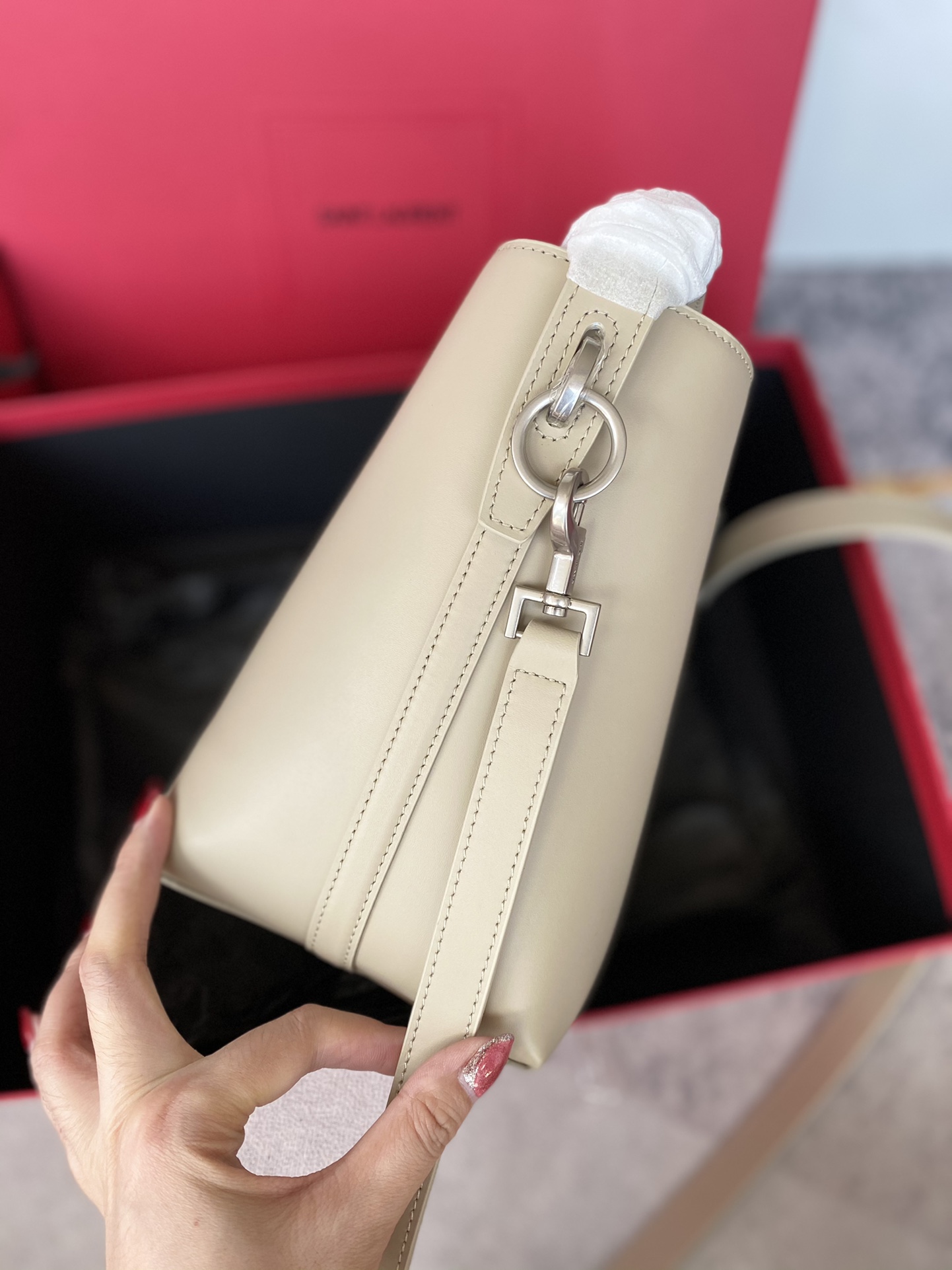 p1160 𝐋𝐄 𝟯𝟳 Glossy Leather_Small Handbags Out of the gate é tanto quente no mundo da moda de sacos de balde! A silhueta do corpo da bolsa de couro de bezerro brilhante é simples, tridimensional parece rígida, mas não muito dura no fundo com quatro tachas de pé de metal com o clássico logotipo de metal icônico inserir fivela em geral dar a uma pessoa uma espécie de elegância clássica e temperamento único moderno muito elegante! Modelo: 749036 Tamanho: 20×17×13cm-Fábrica de alta costura