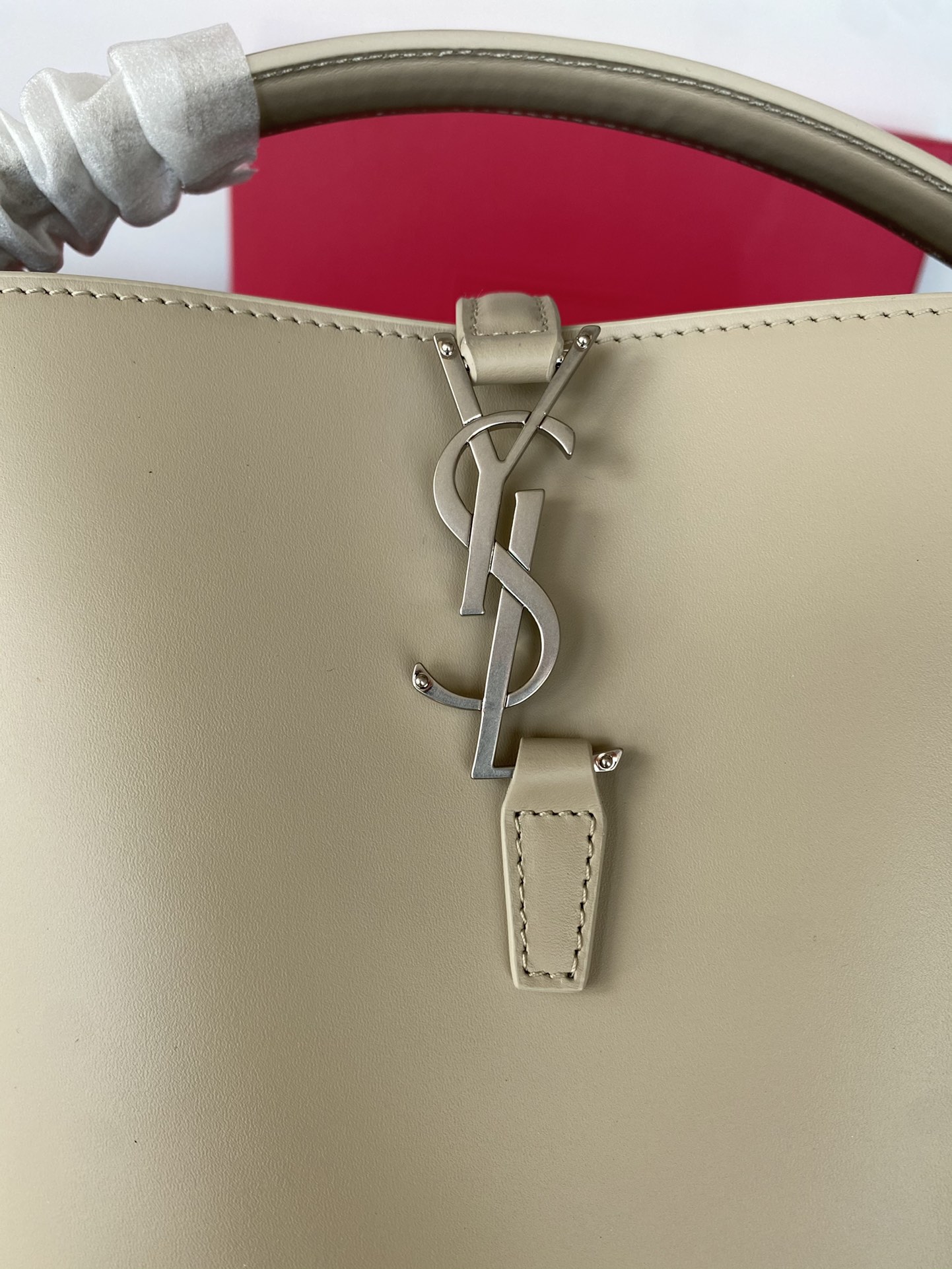 p1160 𝐋𝐄 𝟯𝟳 Glossy Leather_Small Handbags Out of the gate é tanto quente no mundo da moda de sacos de balde! A silhueta do corpo da bolsa de couro de bezerro brilhante é simples, tridimensional parece rígida, mas não muito dura no fundo com quatro tachas de pé de metal com o clássico logotipo de metal icônico inserir fivela em geral dar a uma pessoa uma espécie de elegância clássica e temperamento único moderno muito elegante! Modelo: 749036 Tamanho: 20×17×13cm-Fábrica de alta costura