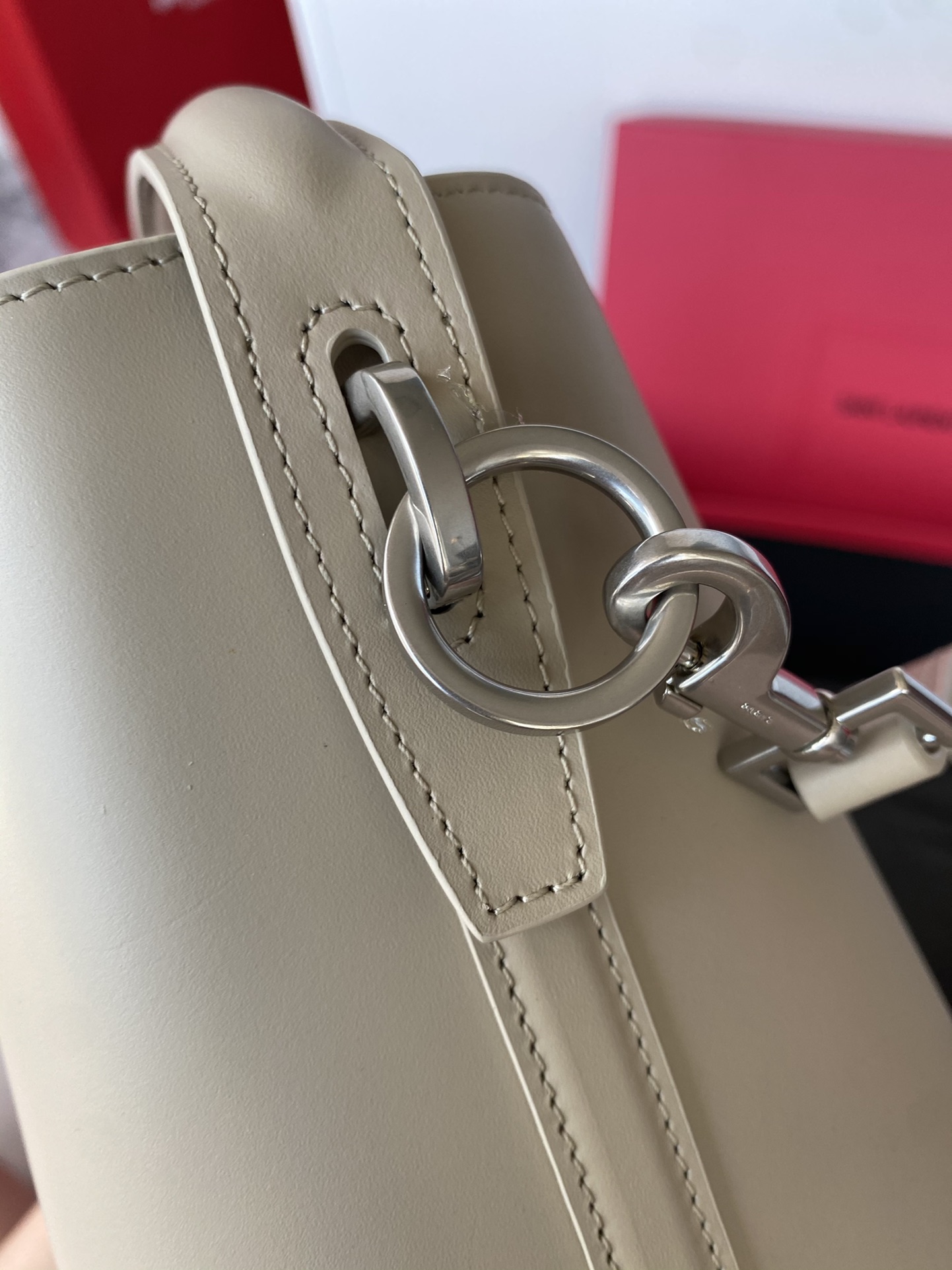 p1160 𝐋𝐄 𝟯𝟳 Glossy Leather_Small Handbags Out of the gate é tanto quente no mundo da moda de sacos de balde! A silhueta do corpo da bolsa de couro de bezerro brilhante é simples, tridimensional parece rígida, mas não muito dura no fundo com quatro tachas de pé de metal com o clássico logotipo de metal icônico inserir fivela em geral dar a uma pessoa uma espécie de elegância clássica e temperamento único moderno muito elegante! Modelo: 749036 Tamanho: 20×17×13cm-Fábrica de alta costura