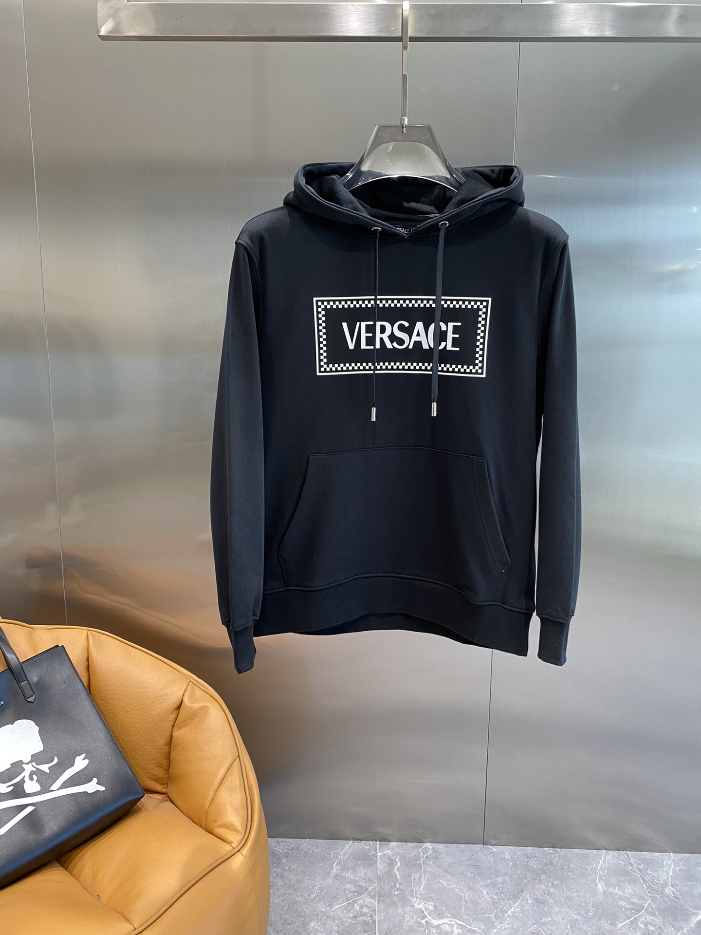 Versace VERSACE 380 gramos suéter de rizo estampado cuello redondo Tejido de algodón transpirable textura es muy suave y cómodo no se encoge, no se deforma, no pilling) Accesorios originales personalizados Etiqueta de cuello Marca de lavado Hangtag Embalaje (detalles perfectos) Color Negro Yardas M-3XL 🅿️540