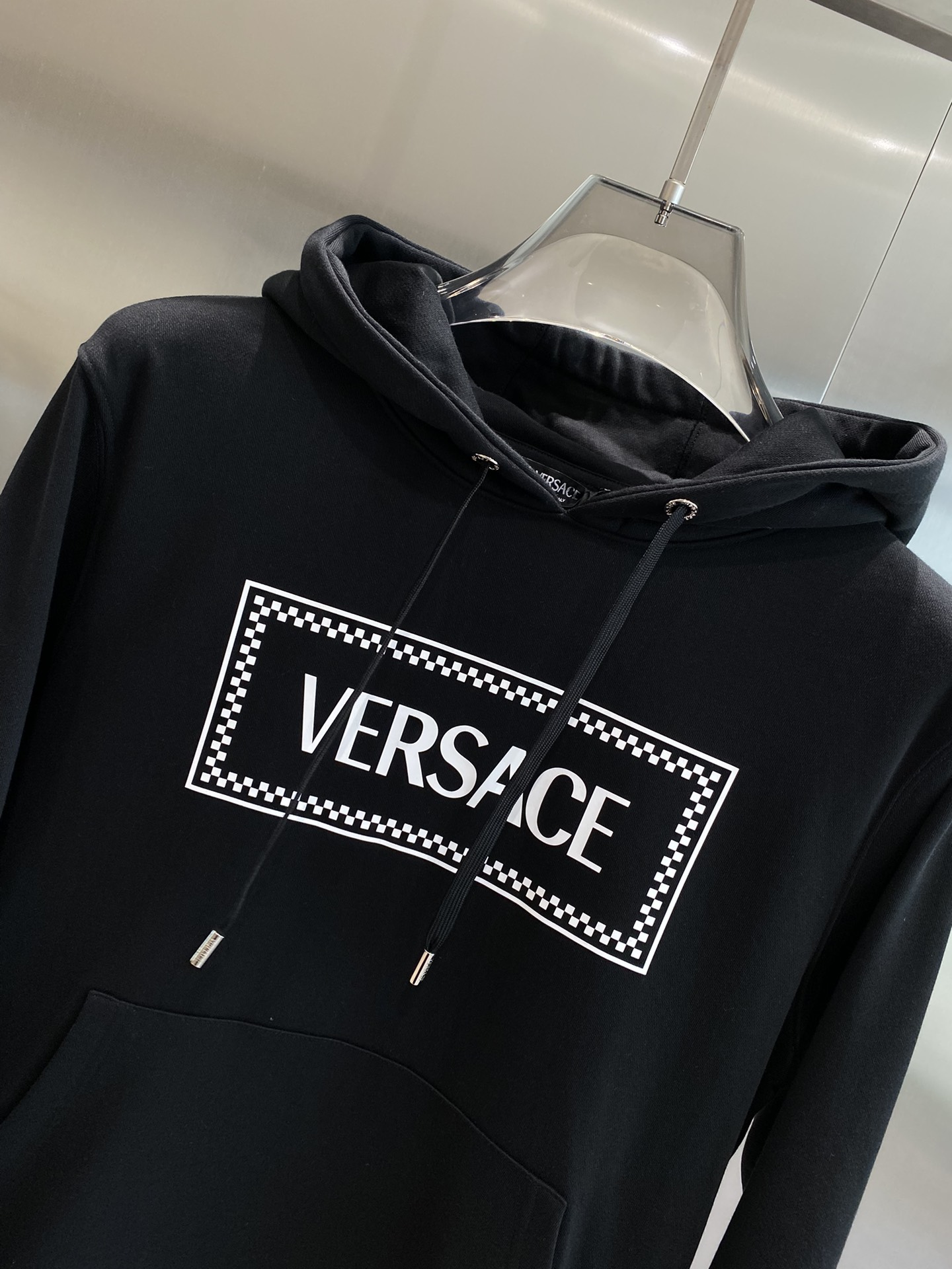 Versace VERSACE 380 gramos suéter de rizo estampado cuello redondo Tejido de algodón transpirable textura es muy suave y cómodo no se encoge, no se deforma, no pilling) Accesorios originales personalizados Etiqueta de cuello Marca de lavado Hangtag Embalaje (detalles perfectos) Color Negro Yardas M-3XL 🅿️540