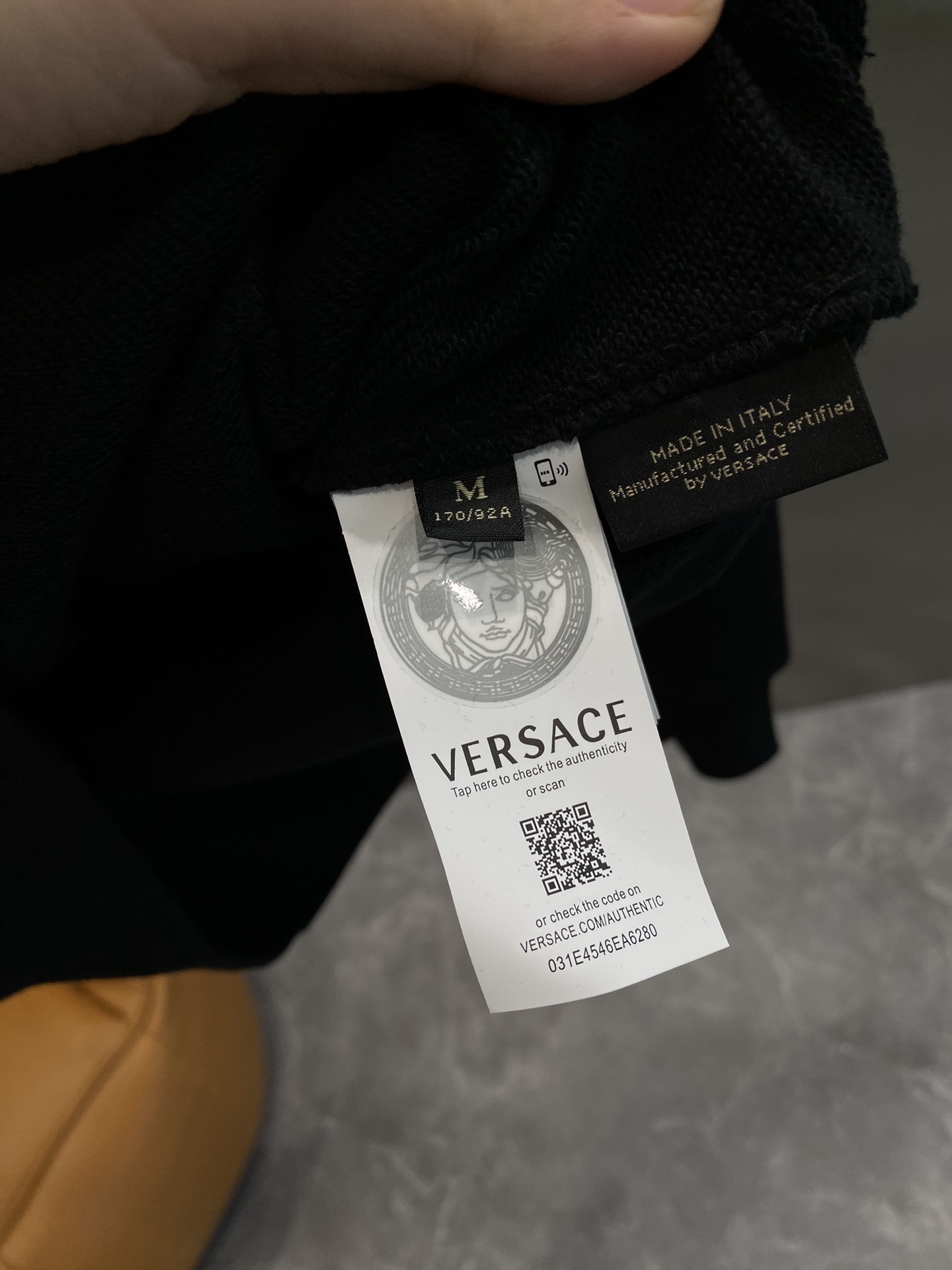 Versace Fall/Winter 24 New Show Men's Crystal 1978 Re-Edition Logo Hooded SweatshirtFront crystal embellishment reinterpretation of the 1978 Versace logoDetails of the timeless brand's fashion elementsThe upper body is very strikingDrawstring hoodRound hole hardwareButtons and charmsColor-coordinated ribbed cuffs and hemMade of 380gsm cotton sweatshirt fabricSoft, drapey, comfortable Breathable, clear texture and natural cotton feel are highly recommended! Black M-XXXL🅿️560