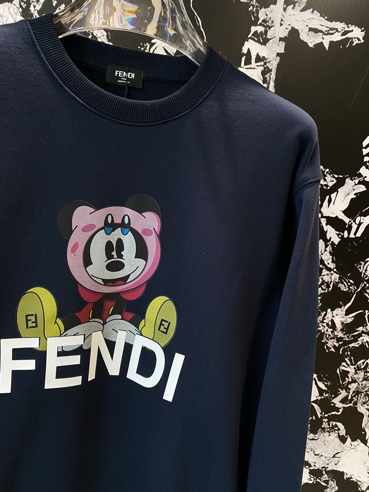 Image [5] - Fendi Qualité haut de gamme 24 pull-over pour hommes ! Luxe classique marque LOGO avec l'utilisation de haut de gamme 🔝 tissu confort et chaleur excellente sensation antistatique confortable et lisse Les détails montrent la haute qualité de la version de la forme de l'impressionnant brawny et formé sports de rue polyvalent produit unique sur le corps low-key mais aucune perte de la marée de luxe des hommes doivent avoir des modèles compteur de taille : M-3XL🅿️520-sacs de haute couture !