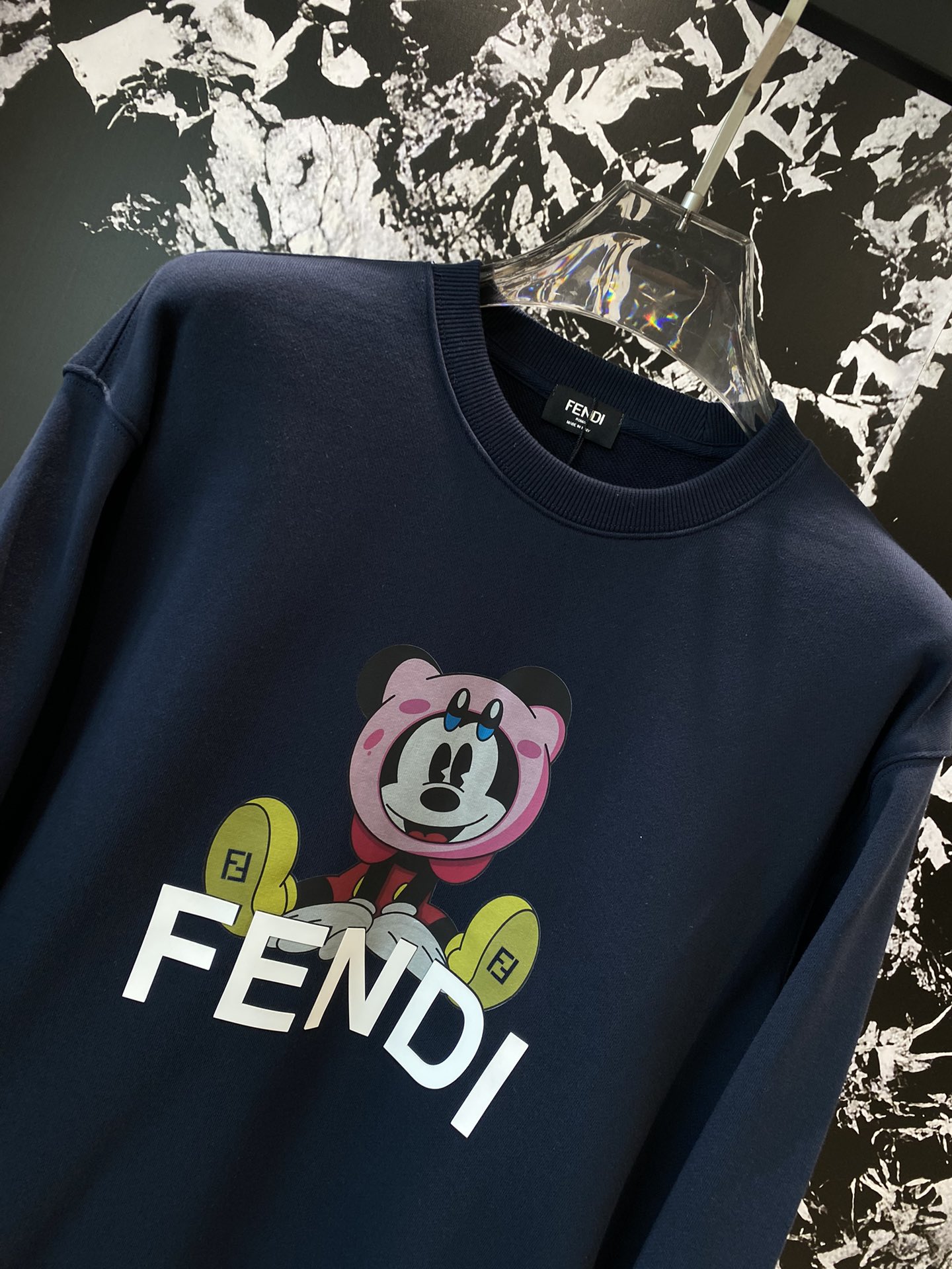 Imagen [4] - Fendi ¡Un jersey para hombre de alta calidad 24! ¡De lujo clásico LOGO de la marca con el uso de la parte superior de alto grado 🔝 tela comodidad y calidez excelente sensación antiestática cómoda y suave Los detalles muestran la alta calidad de la versión de la forma de la impresionante musculoso y en forma de deportes de calle versátil producto único en el cuerpo de bajo perfil, pero sin pérdida de lujo marea de los hombres debe tener modelos de tamaño contador: M-3XL🅿️520-alta moda bolsas!