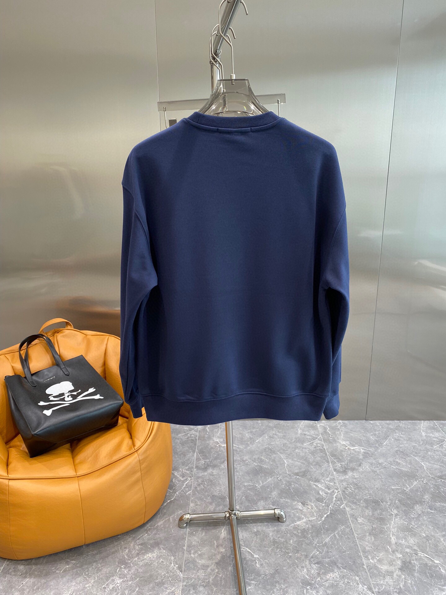 Image [9] - Fendi Qualité haut de gamme 24 pull-over pour hommes ! Luxe classique marque LOGO avec l'utilisation de haut de gamme 🔝 tissu confort et chaleur excellente sensation antistatique confortable et lisse Les détails montrent la haute qualité de la version de la forme de l'impressionnant brawny et formé sports de rue polyvalent produit unique sur le corps low-key mais aucune perte de la marée de luxe des hommes doivent avoir des modèles compteur taille : M-3XL🅿️520-sacs de haute couture !