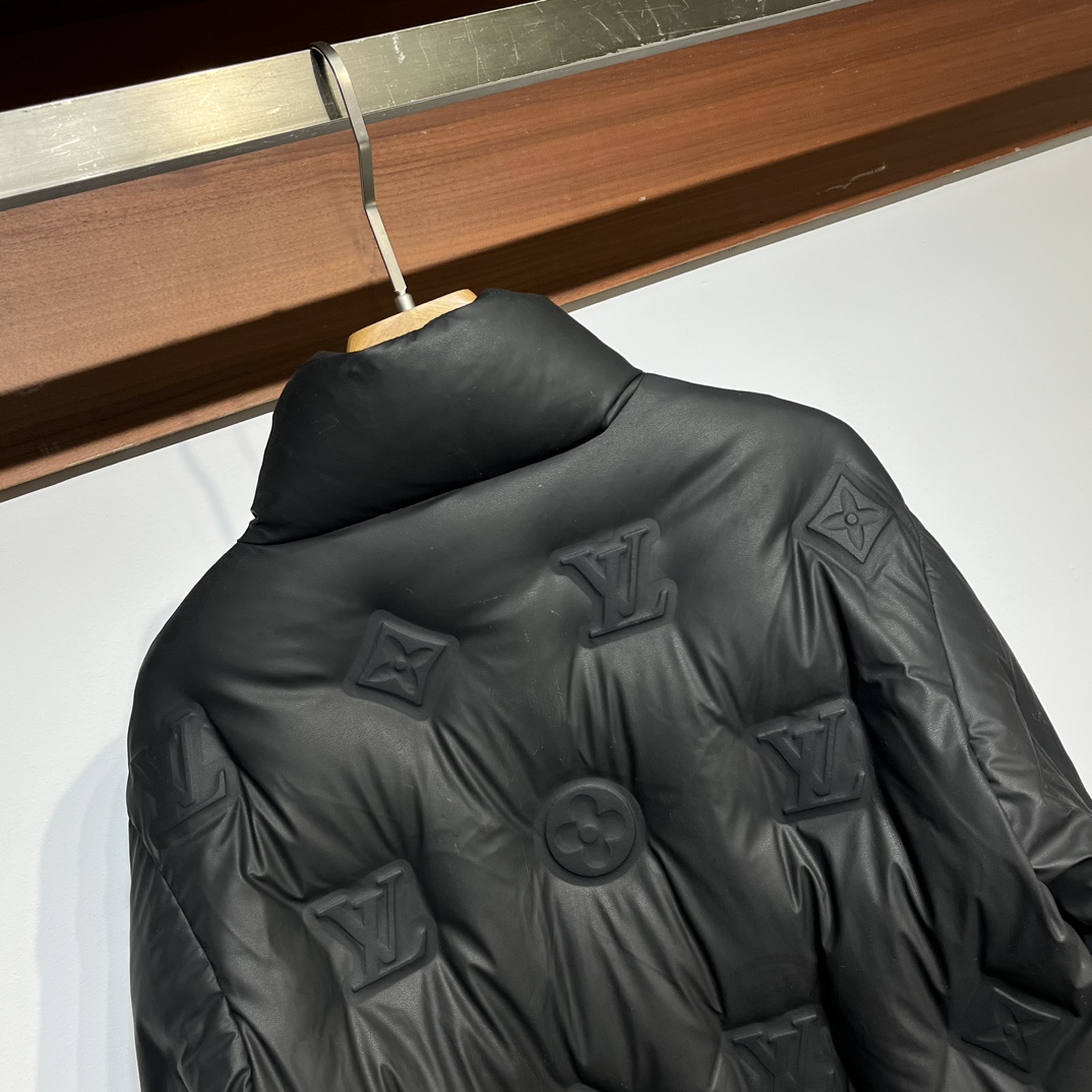 P1420 1V24FW fall and winter new black eco-leather collar down jacket men and women with the same four-leaf clover logo three-dimensional embossed casual zipper down jacket! Trading company channels thin out synchronized official website on sale! Simple and fashionable without losing the sense of seniority of the down jacket winter travel excellent first choice like the closed eyes to collect away!This down jacket is made of imported environmentally friendly leather material to create a unique black matte texture soft touch elastic and good recovery to show a full of luxury aura! The inner lining is made of silky glossy technology fiber material and filled with high quality goose down padding to keep you comfortable and warm, so you can have the temperature and wind at the same time! This down jacket is designed with a drawstring waist and a standard fit to create a casual and versatile piece! The Mon**am pattern is stamped throughout the body onto the soft fabric, giving it the fluffy look of a buttoned-up sofa! Drawstring adjustable hem and elastic cuffs with high collar and zipper front closure is super practical and convenient to keep you warm without losing the fashion element of a super versatile down jacket! Size: M-3XLM code: shoulder width 52cm - chest 116cm - length 70cm - sleeve length 62cmL code: shoulder width 53cm - chest 120cm - length 72cm - sleeve length 63cmXL size: shoulder width 54cm - chest 124cm - length 74cm - sleeve length 64cmXXL size: shoulder width 55cm - chest 128cm - length 76cm - sleeve length 65cm3XL size: shoulder width 56cm - bust 132cm - length 78cm - sleeve length 66cmSize recommendation (standard fit)Height 174-140 pounds try on L size suitable!Boys weighing 130 pounds or less choose M code 130-143 pounds choose L code 143-156 pounds choose XL code 156-172 pounds choose XXL code 172-188 pounds choose 3XL code!Girls all choose M code can be!