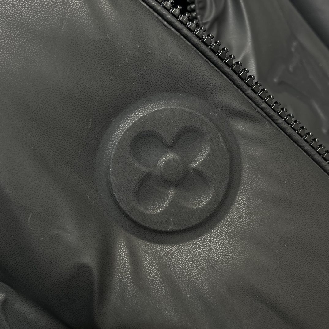 P1420 1V24FW fall and winter new black eco-leather collar down jacket men and women with the same four-leaf clover logo three-dimensional embossed casual zipper down jacket! Trading company channels thin out synchronized official website on sale! Simple and fashionable without losing the sense of seniority of the down jacket winter travel excellent first choice like the closed eyes to collect away!This down jacket is made of imported environmentally friendly leather material to create a unique black matte texture soft touch elastic and good recovery to show a full of luxury aura! The inner lining is made of silky glossy technology fiber material and filled with high quality goose down padding to keep you comfortable and warm, so you can have the temperature and wind at the same time! This down jacket is designed with a drawstring waist and a standard fit to create a casual and versatile piece! The Mon**am pattern is stamped throughout the body onto the soft fabric, giving it the fluffy look of a buttoned-up sofa! Drawstring adjustable hem and elastic cuffs with high collar and zipper front closure is super practical and convenient to keep you warm without losing the fashion element of a super versatile down jacket! Size: M-3XLM code: shoulder width 52cm - chest 116cm - length 70cm - sleeve length 62cmL code: shoulder width 53cm - chest 120cm - length 72cm - sleeve length 63cmXL size: shoulder width 54cm - chest 124cm - length 74cm - sleeve length 64cmXXL size: shoulder width 55cm - chest 128cm - length 76cm - sleeve length 65cm3XL size: shoulder width 56cm - bust 132cm - length 78cm - sleeve length 66cmSize recommendation (standard fit)Height 174-140 pounds try on L size suitable!Boys weighing 130 pounds or less choose M code 130-143 pounds choose L code 143-156 pounds choose XL code 156-172 pounds choose XXL code 172-188 pounds choose 3XL code!Girls all choose M code can be!