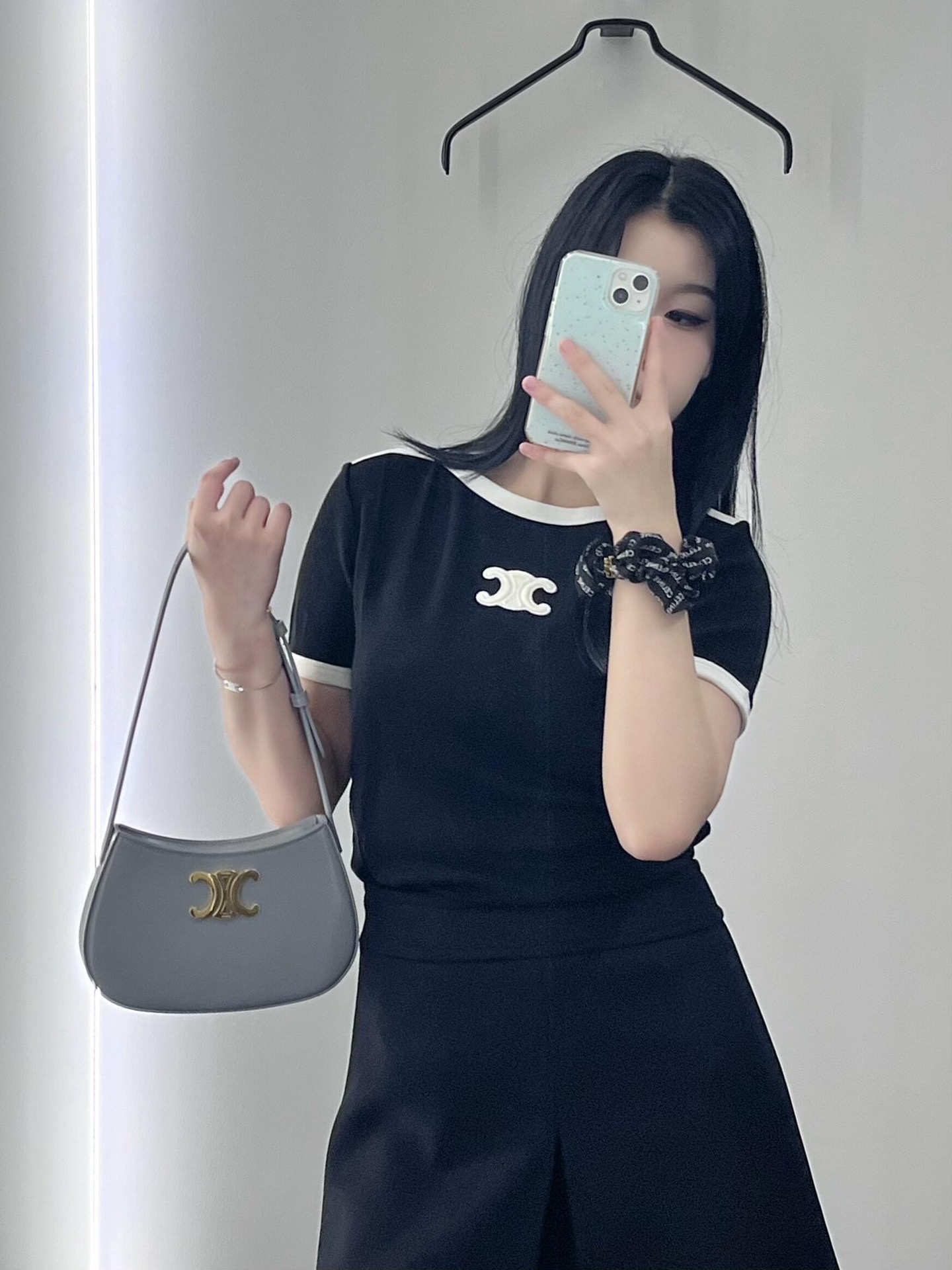 💰P260 Celine24fw Early Fall New Triumphal Arch Patch Embroidery Round Neck Short Sleeve T-Shirt丨Custom YB Twill Cotton Crafted to give a stretchy, breathable texture that is comfortable to wear Round Neck Short Sleeve Cropped Neck and Cuffs Color Blocking with Sleeves Patterned on the Chest High-waisted, Versatile and Skinny Essentials for Everyday Casual Wearing Now on Sale S/M/L