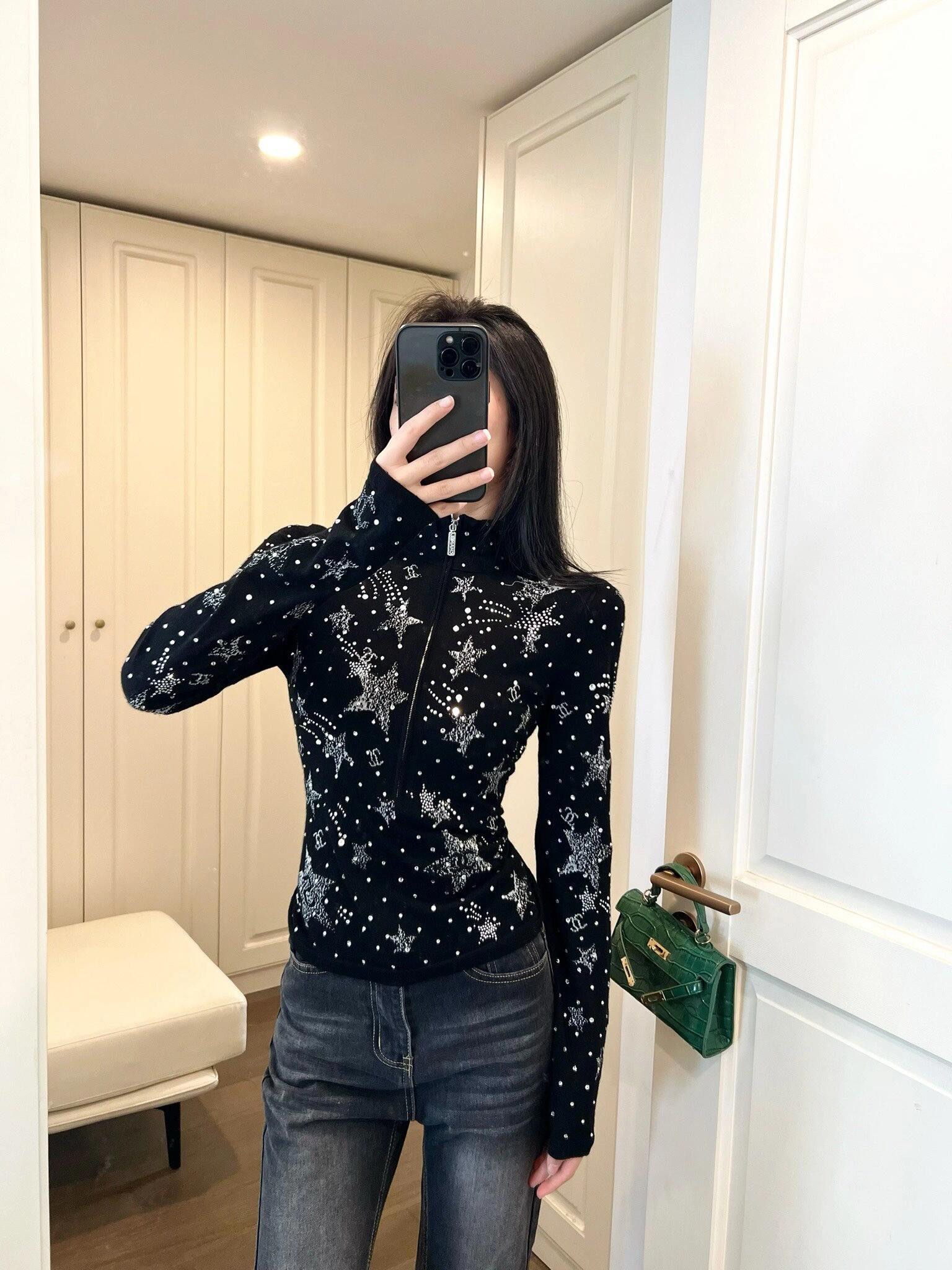 💰P1260 CHANEL 24N automne et hiver nouveau COCO NEIGE chaud strass col montant demi-zip tricot 丨 Cette série créée par Virginie Vieux s'inspire de l'univers de la glace et des sports de neige pour présenter un style très fonctionnel de la série d'œuvres L'ensemble de la robe tout strass chaud fil sélectionné à partir de Yangzi laine ultra-fine 🦙 le meilleur fil de laine ‼ ➕ importé soie fil tricotage plus le nombre de comptes de la laine est élevé plus la qualité est bonne. 60 count laine est la laine dans la qualité supérieure d'une variété de ses fibres sont très fines et a donc une meilleure chaleur et le confort se sentir doux contre l'usure très confortable 😌 et respirant bonne brillance est également bon à porter un très texturé et très haute qualité veulent la qualité, etc. Nous ne pouvons pas attendre pour la nature de l'urgent peut être sera sur la qualité des bébés ne se soucient pas de cela, ne pas choisir notre maison 🤝. En stock S / M / L