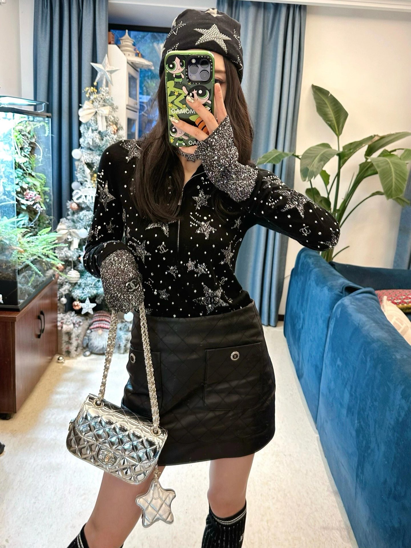 💰P1260 CHANEL 24N automne et hiver nouveau COCO NEIGE chaud strass col montant demi-zip tricot 丨 Cette série créée par Virginie Vieux s'inspire de l'univers de la glace et des sports de neige pour présenter un style très fonctionnel de la série d'œuvres L'ensemble de la robe tout strass chaud fil sélectionné à partir de Yangzi laine ultra-fine 🦙 le meilleur fil de laine ‼ ➕ importé soie fil tricotage plus le nombre de comptes de la laine est élevé plus la qualité est bonne. 60 count laine est la laine dans la qualité supérieure d'une variété de ses fibres sont très fines et a donc une meilleure chaleur et le confort se sentir doux contre l'usure très confortable 😌 et respirant bonne brillance est également bon à porter un très texturé et très haute qualité veulent la qualité, etc. Nous ne pouvons pas attendre pour la nature de l'urgent peut être sera sur la qualité des bébés ne se soucient pas de cela, ne pas choisir notre maison 🤝. En stock S / M / L