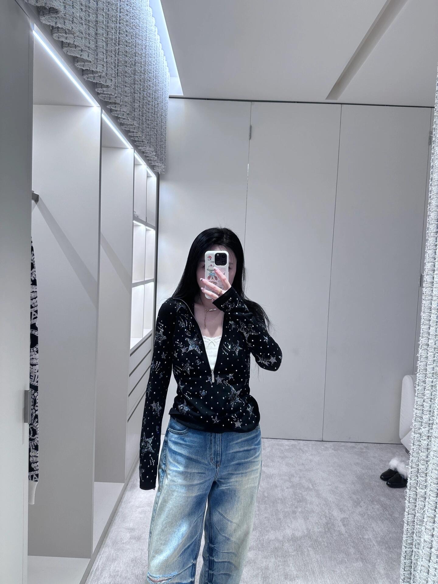 💰P1260 CHANEL 24N automne et hiver nouveau COCO NEIGE chaud strass col montant demi-zip tricot 丨 Cette série créée par Virginie Vieux s'inspire de l'univers de la glace et des sports de neige pour présenter un style très fonctionnel de la série d'œuvres L'ensemble de la robe tout strass chaud fil sélectionné à partir de Yangzi laine ultra-fine 🦙 le meilleur fil de laine ‼ ➕ importé soie fil tricotage plus le nombre de comptes de la laine est élevé plus la qualité est bonne. 60 count laine est la laine dans la qualité supérieure d'une variété de ses fibres sont très fines et a donc une meilleure chaleur et le confort se sentir doux contre l'usure très confortable 😌 et respirant bonne brillance est également bon à porter un très texturé et très haute qualité veulent la qualité, etc. Nous ne pouvons pas attendre pour la nature de l'urgent peut être sera sur la qualité des bébés ne se soucient pas de cela, ne pas choisir notre maison 🤝. En stock S / M / L