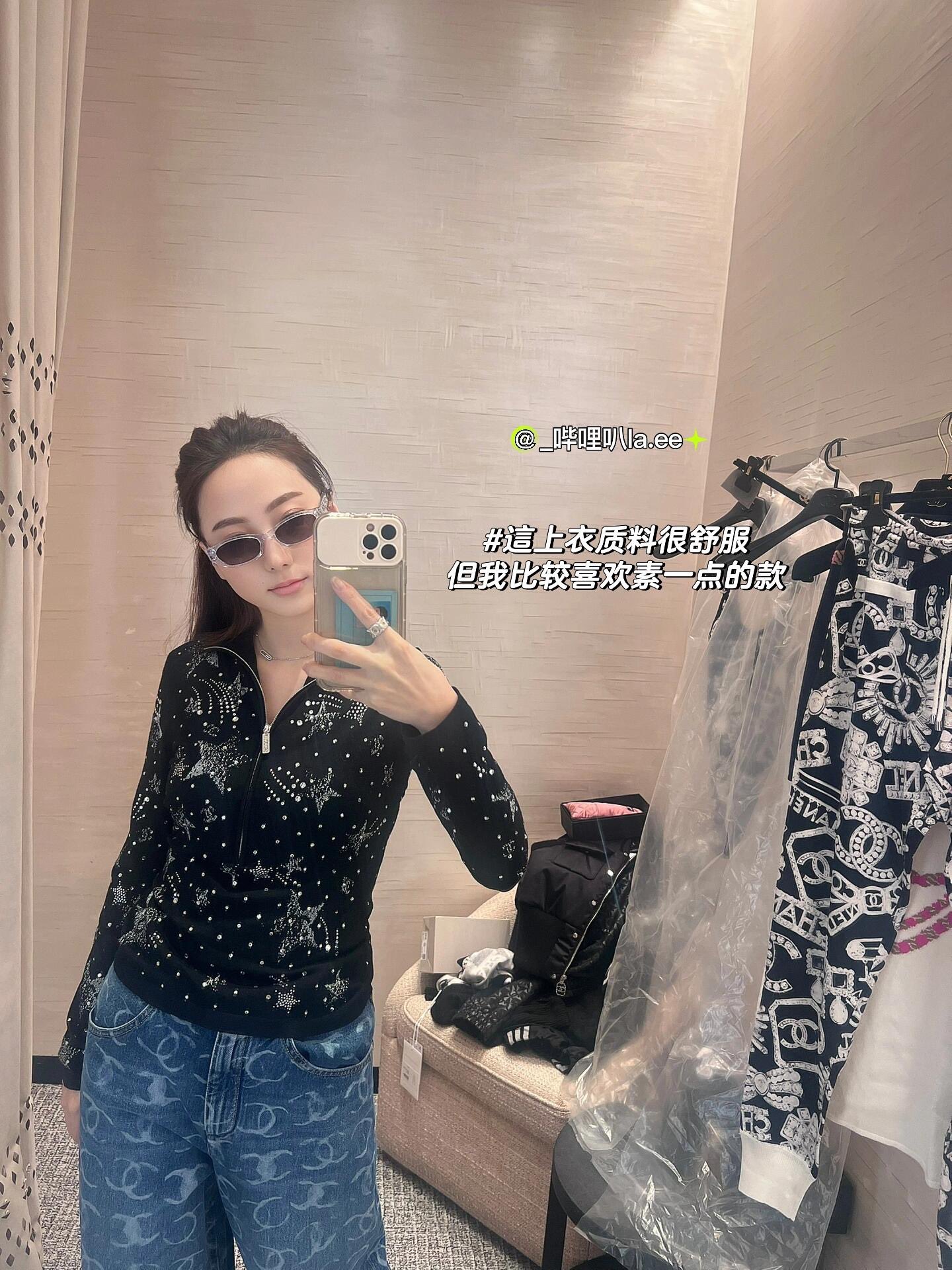 💰P1260 CHANEL 24N automne et hiver nouveau COCO NEIGE chaud strass col montant demi-zip tricot 丨 Cette série créée par Virginie Vieux s'inspire de l'univers de la glace et des sports de neige pour présenter un style très fonctionnel de la série d'œuvres L'ensemble de la robe tout strass chaud fil sélectionné à partir de Yangzi laine ultra-fine 🦙 le meilleur fil de laine ‼ ➕ importé soie fil tricotage plus le nombre de comptes de la laine est élevé plus la qualité est bonne. 60 count laine est la laine dans la qualité supérieure d'une variété de ses fibres sont très fines et a donc une meilleure chaleur et le confort se sentir doux contre l'usure très confortable 😌 et respirant bonne brillance est également bon à porter un très texturé et très haute qualité veulent la qualité, etc. Nous ne pouvons pas attendre pour la nature de l'urgent peut être sera sur la qualité des bébés ne se soucient pas de cela, ne pas choisir notre maison 🤝. En stock S / M / L