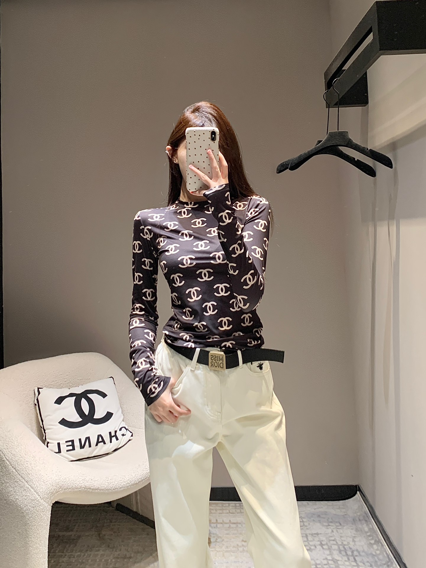 P300 CHANEL24FW Double C Logo Printed Bottom Long Sleeve T-Shirt丨High Narrow Small Crew Neck destaca o senso de atmosfera elegante Não é exigente sobre a forma do seu rosto, fácil de usar e mais fino! O material real é extremamente fino, confortável e prático 💯 É simplesmente lindo com calças ou saias de cintura alta e pernas largas! É fácil de usar o tipo de sensação preguiçosa casual do blogueiro INS ~ a textura de tecido personalizada é super confortável! Este tipo de t-shirt é uma peça de vestuário que já existe há muito tempo! O casual com um muito fora da imagem de um ~ local à venda S / M / L- sacos de alta réplica