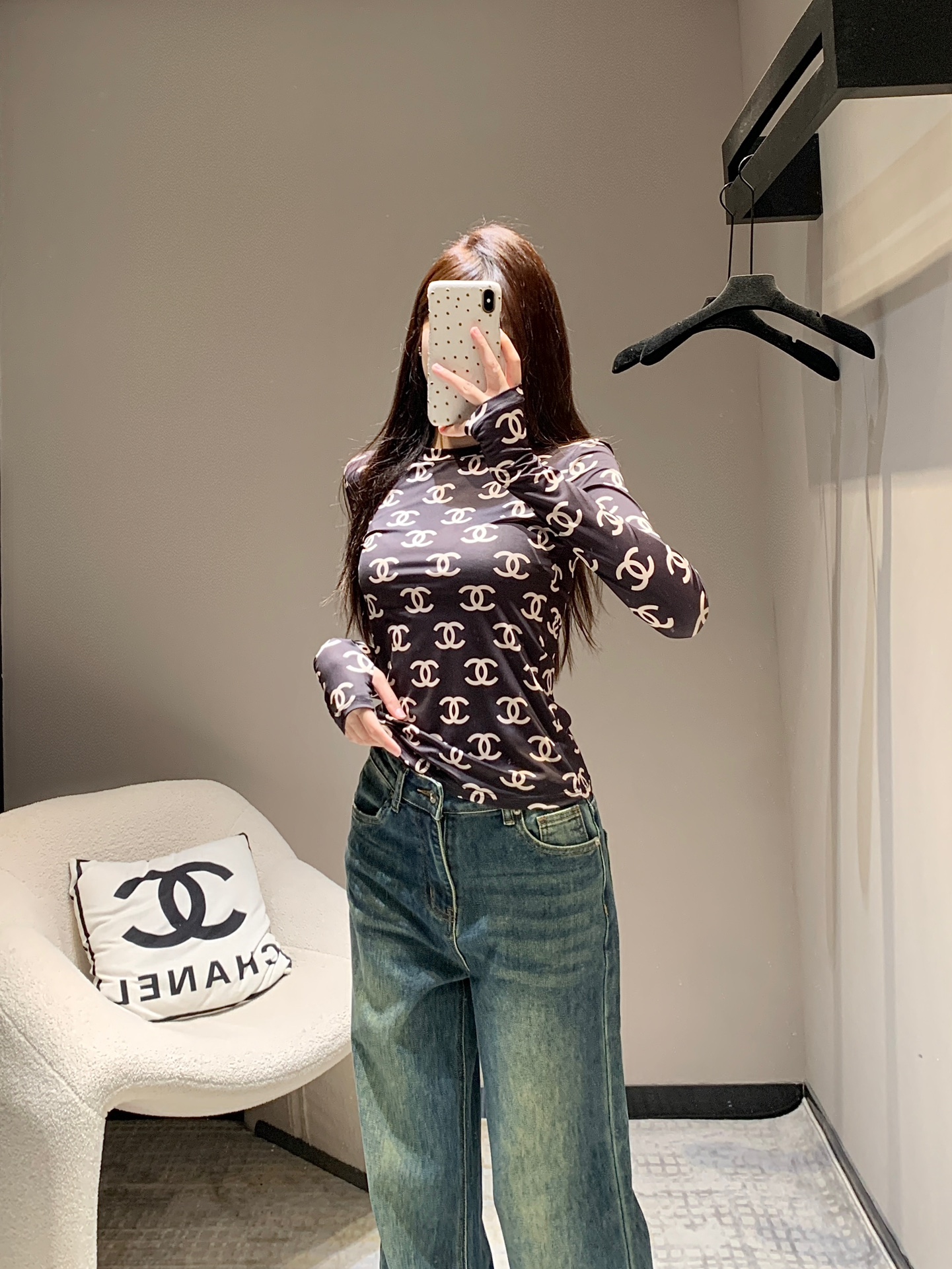 P300 CHANEL24FW Double C Logo Printed Bottom Long Sleeve T-Shirt丨High Narrow Small Crew Neck destaca o senso de atmosfera elegante Não é exigente sobre a forma do seu rosto, fácil de usar e mais fino! O material real é extremamente fino, confortável e prático 💯 É simplesmente lindo com calças ou saias de cintura alta e pernas largas! É fácil de usar o tipo de sensação preguiçosa casual do blogueiro INS ~ a textura de tecido personalizada é super confortável! Este tipo de t-shirt é uma peça de vestuário que já existe há muito tempo! O casual com um muito fora da imagem de um ~ local à venda S / M / L- sacos de alta réplica