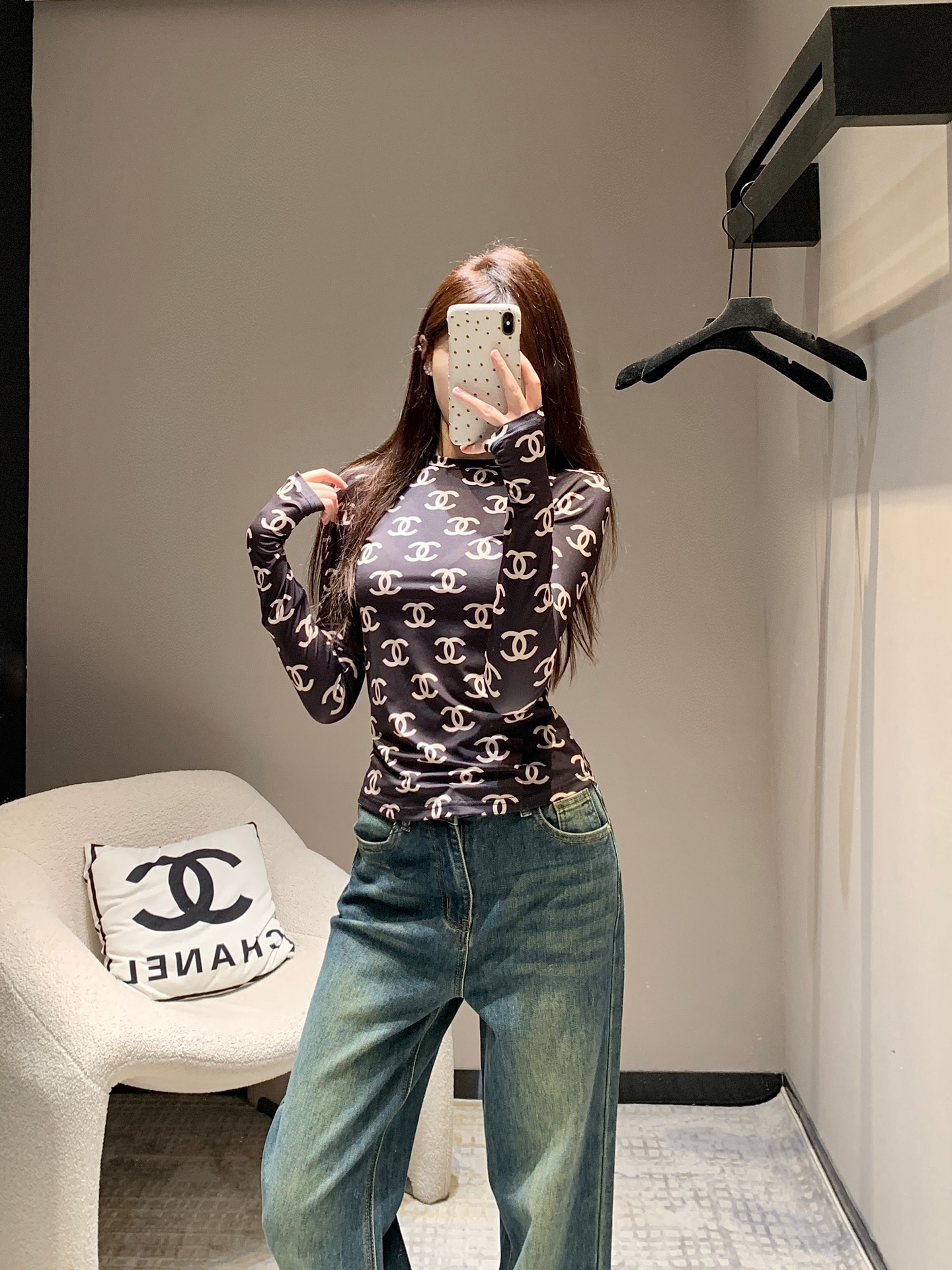 P300 CHANEL24FW Double C Logo Printed Bottom Long Sleeve T-Shirt丨High Narrow Small Crew Neck destaca o senso de atmosfera elegante Não é exigente sobre a forma do seu rosto, fácil de usar e mais fino! O material real é extremamente fino, confortável e prático 💯 É simplesmente lindo com calças ou saias de cintura alta e pernas largas! É fácil de usar o tipo de sensação preguiçosa casual do blogueiro INS ~ a textura de tecido personalizada é super confortável! Este tipo de t-shirt é uma peça de vestuário que já existe há muito tempo! O casual com um muito fora da imagem de um ~ local à venda S / M / L- sacos de alta réplica